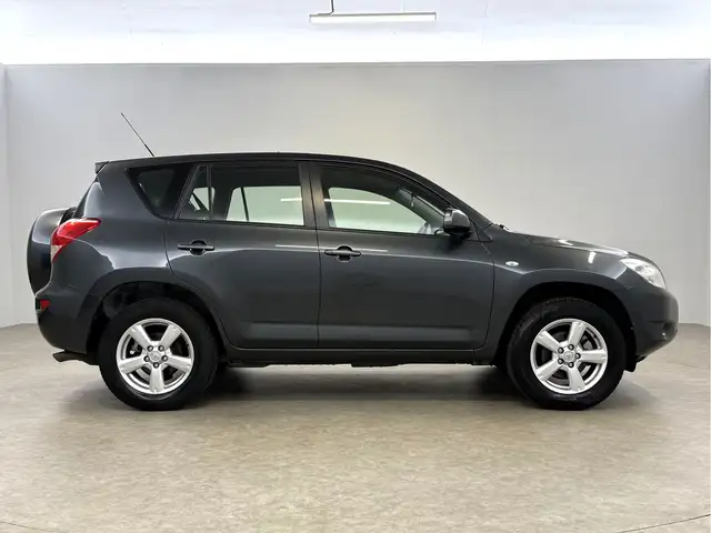 Toyota RAV4 view 9
