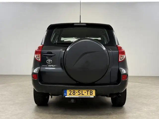 Toyota RAV4 view 8