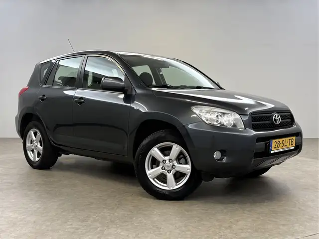 Toyota RAV4 view 5