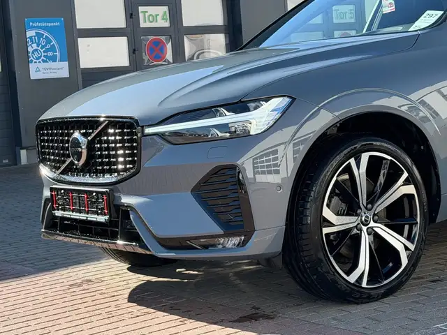 Volvo XC60 view 2