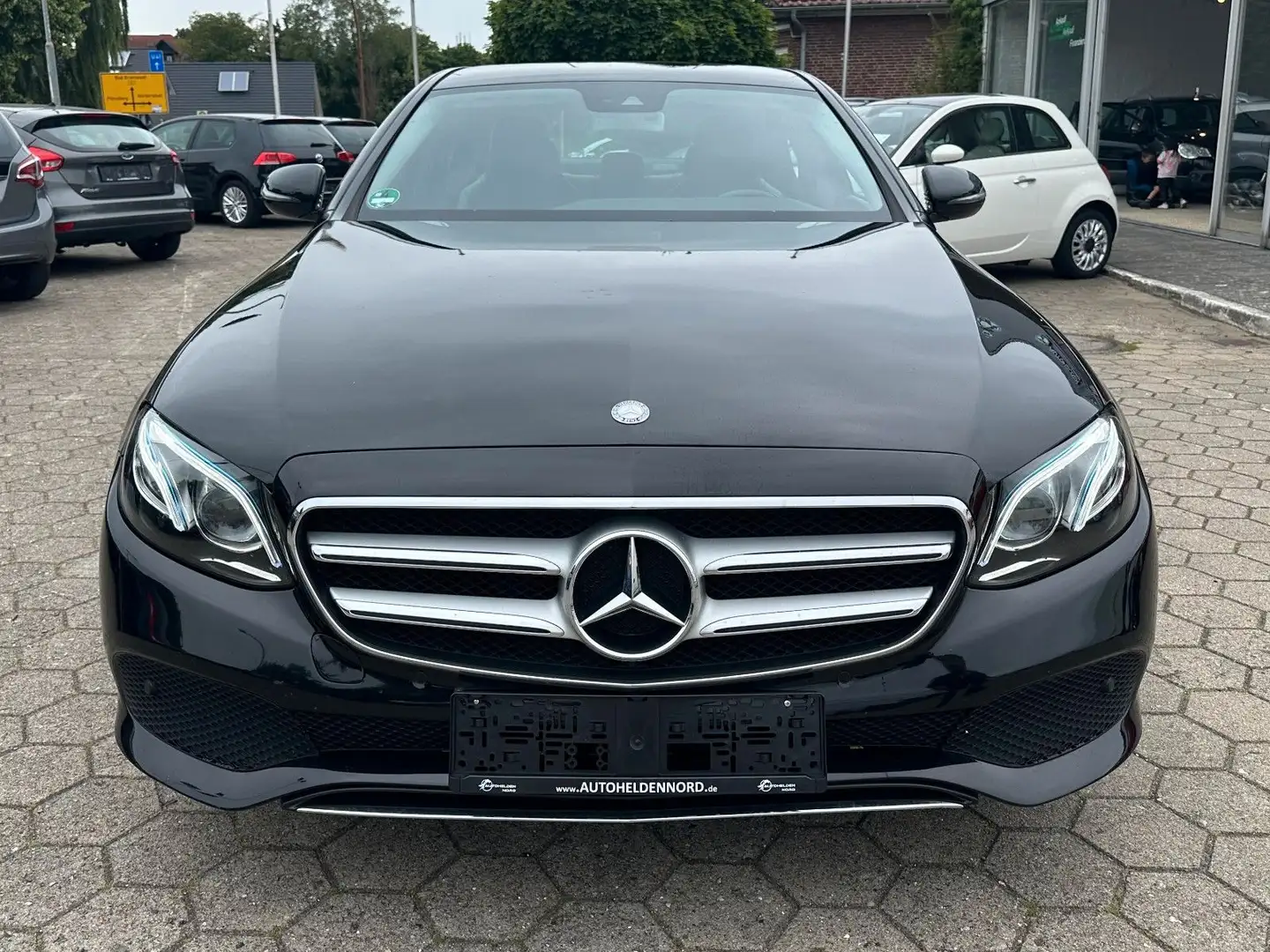 Mercedes-Benz E 200 Lim. Avantgarde LED WideS. Kam. Scheckheft Negro - 2