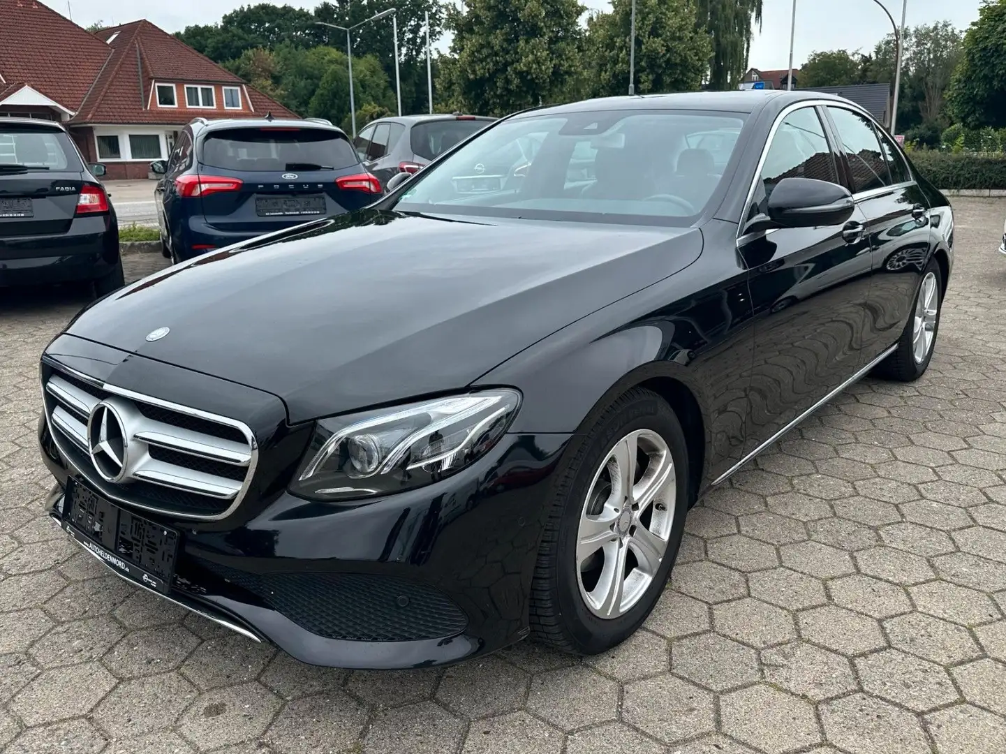 Mercedes-Benz E 200 Lim. Avantgarde LED WideS. Kam. Scheckheft Negro - 1
