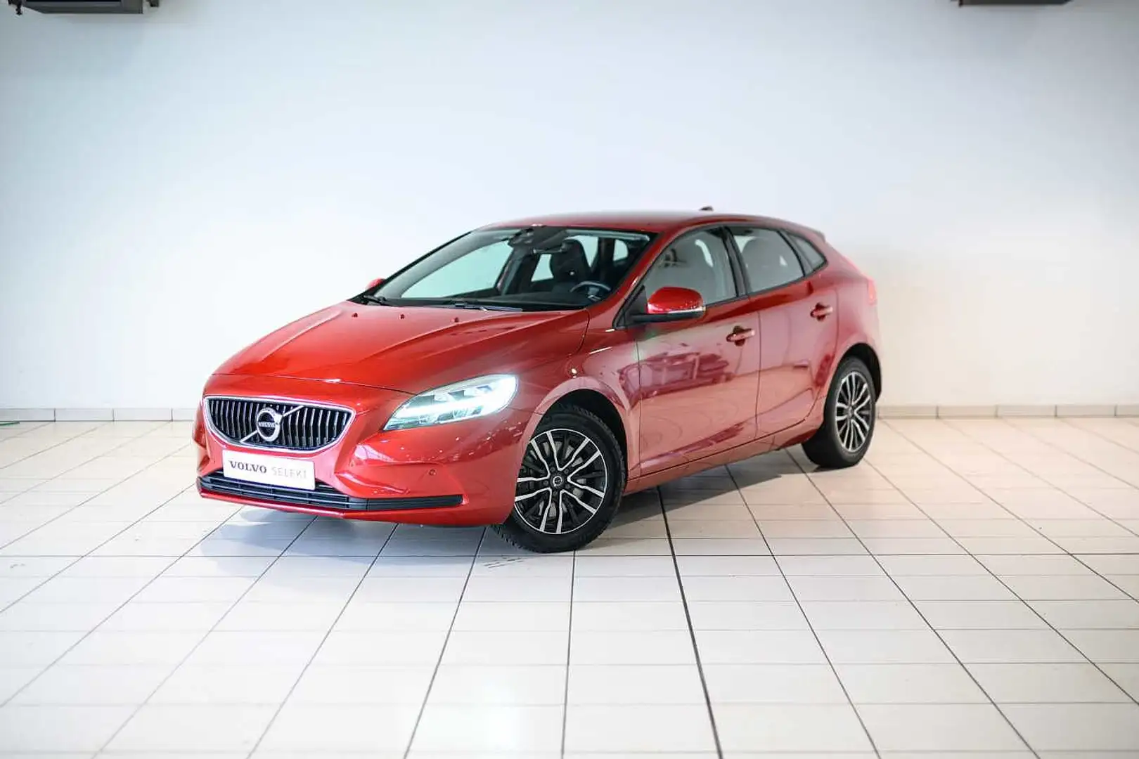 Volvo V40 T2 Black Edition Automaat Rosso - 1
