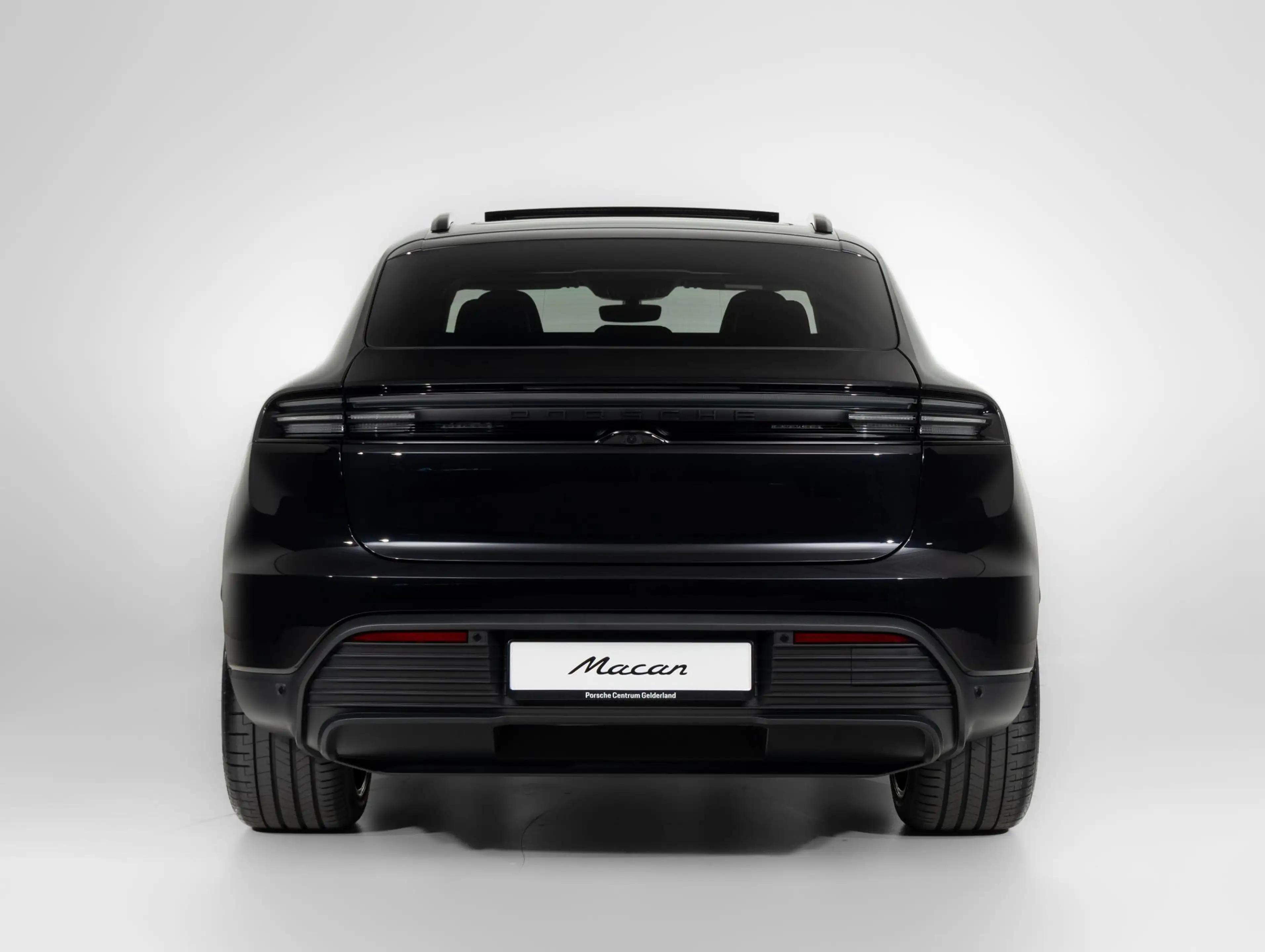 Porsche Macan 4 — photo 15