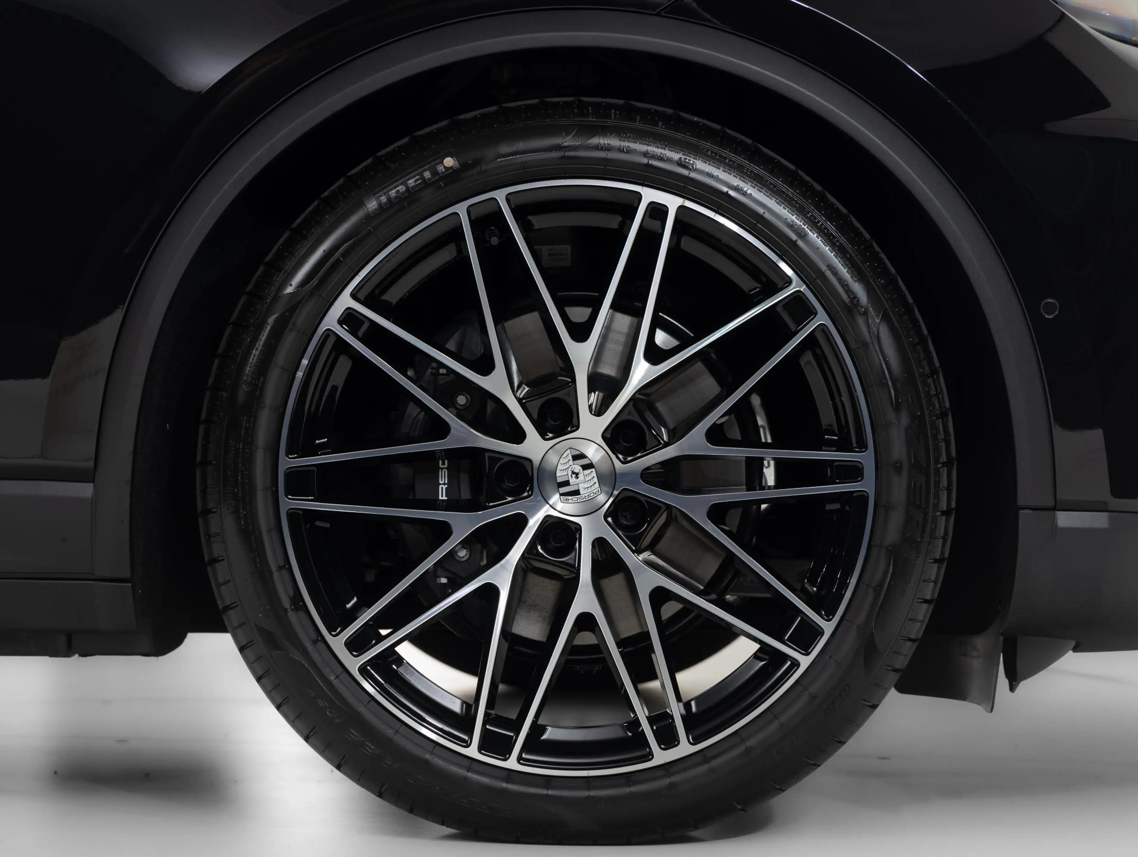Porsche Macan 4 — photo 19