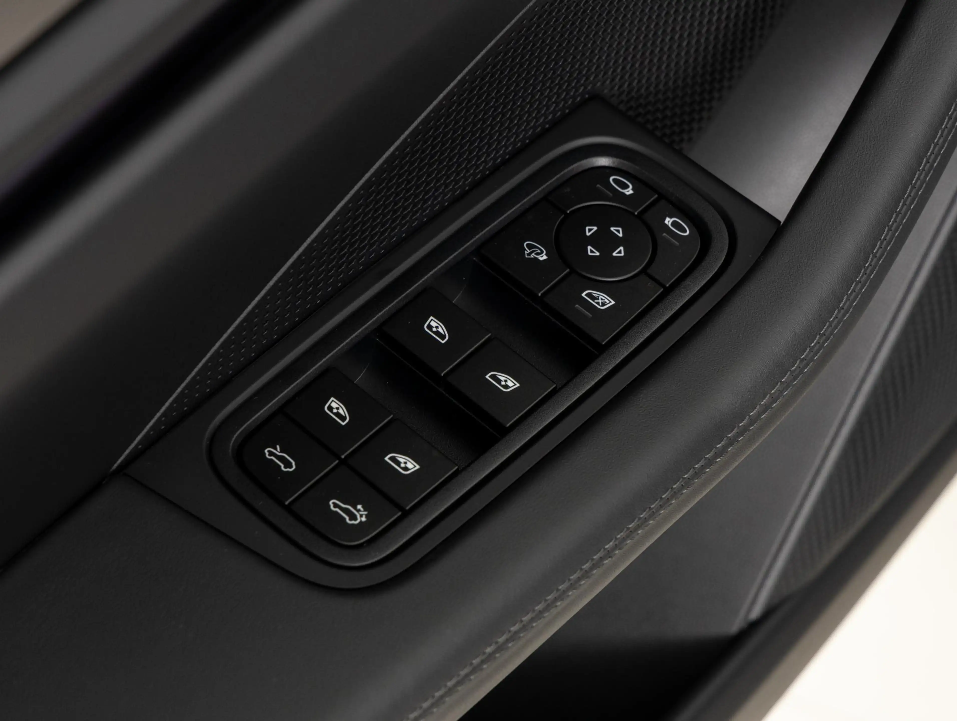 Porsche Macan 4 — photo 35