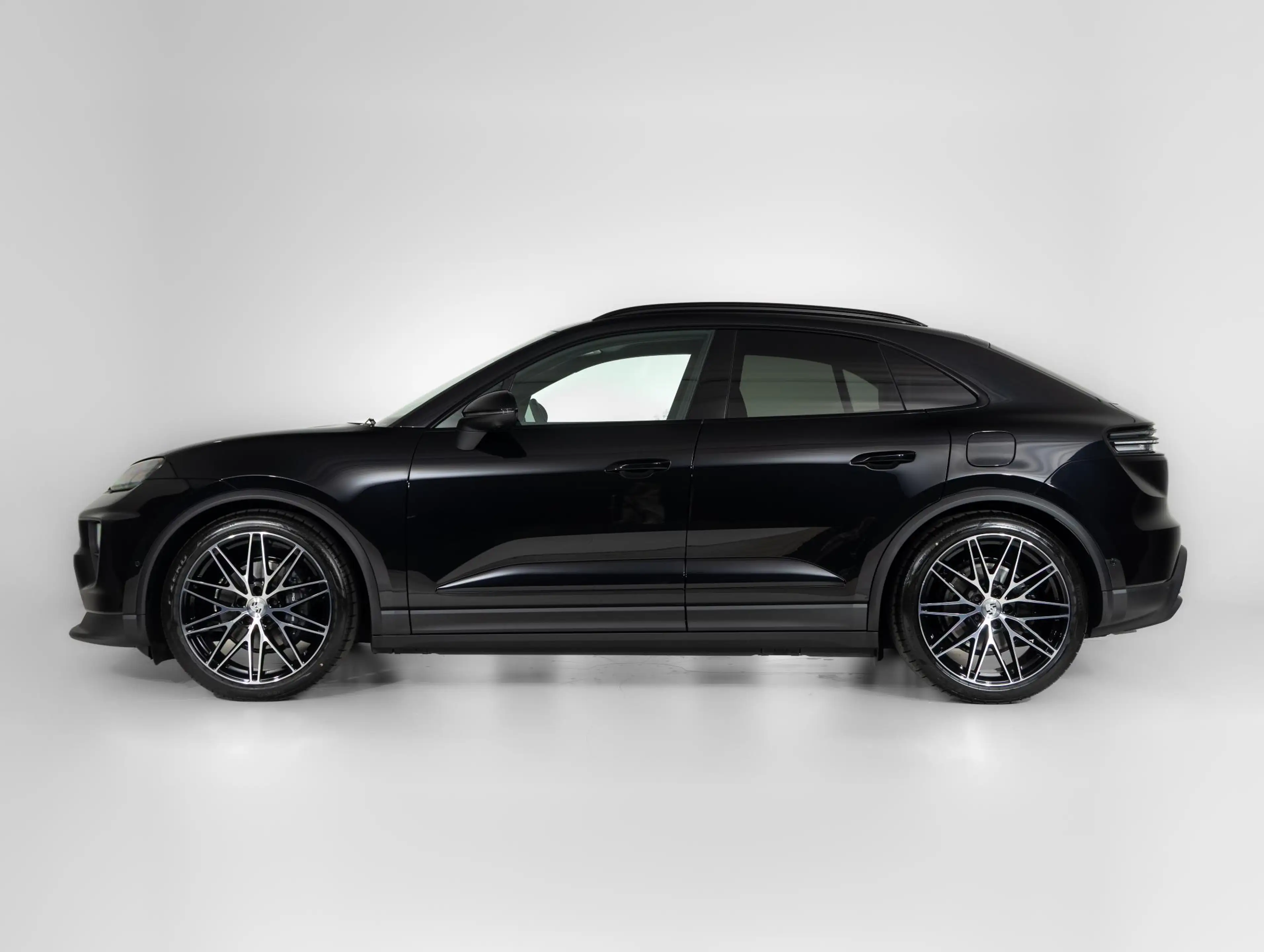 Porsche Macan 4 — photo 11