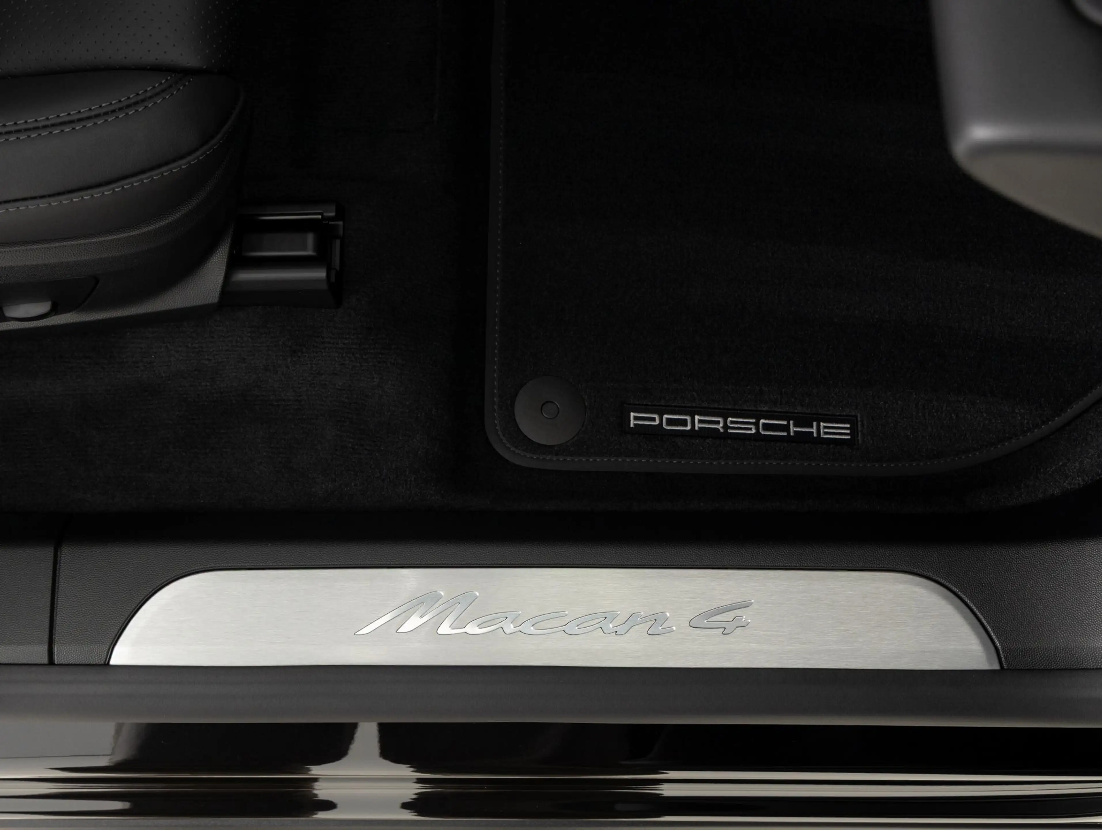 Porsche Macan 4 — photo 28