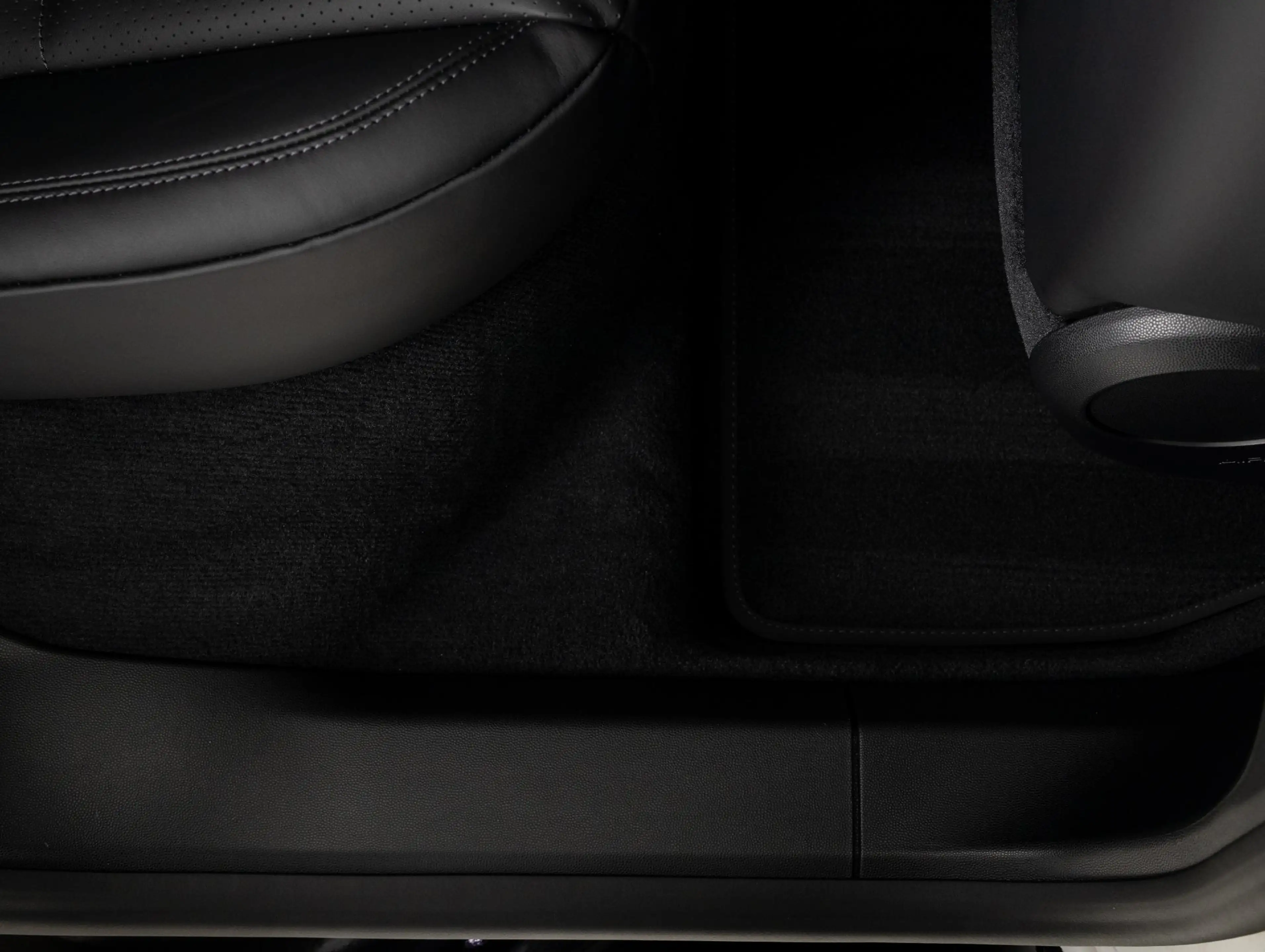 Porsche Macan 4 — photo 29