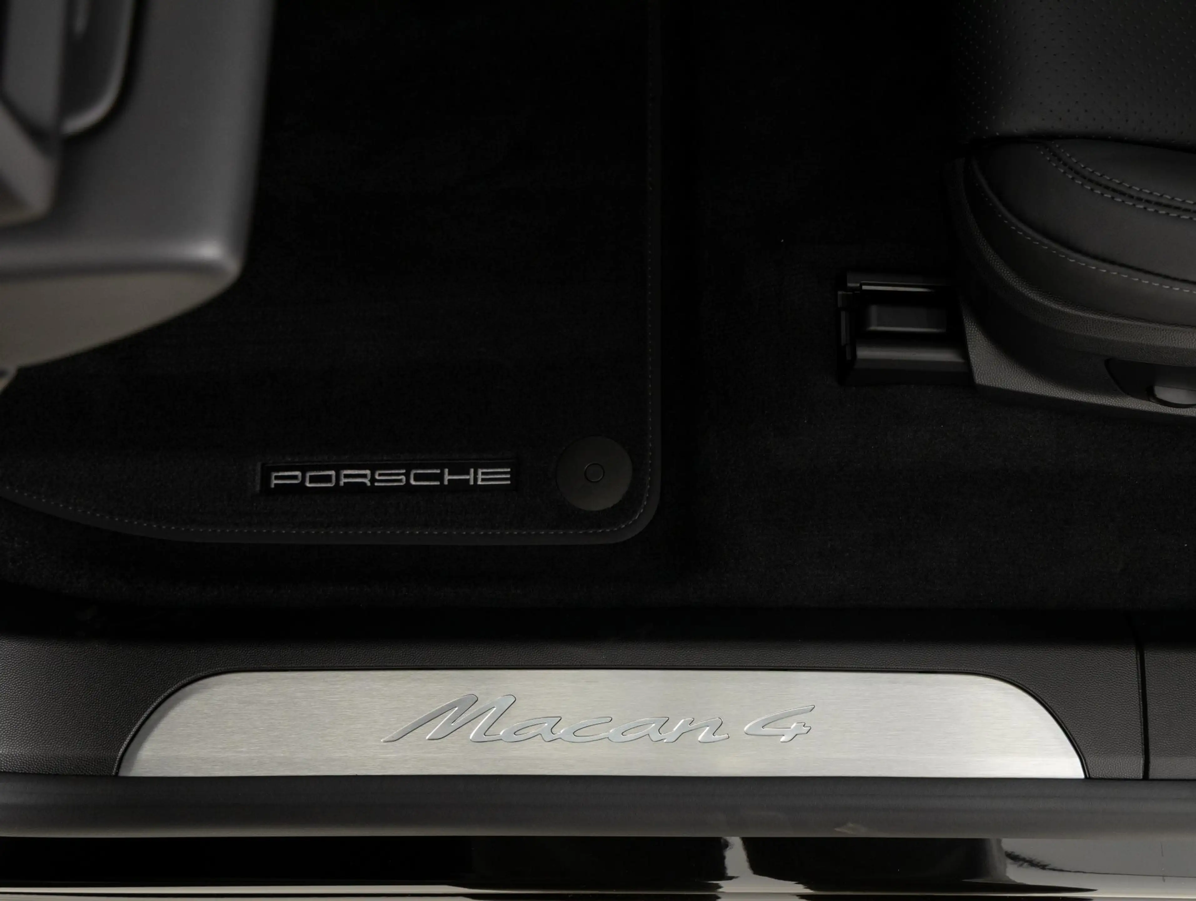 Porsche Macan 4 — photo 31