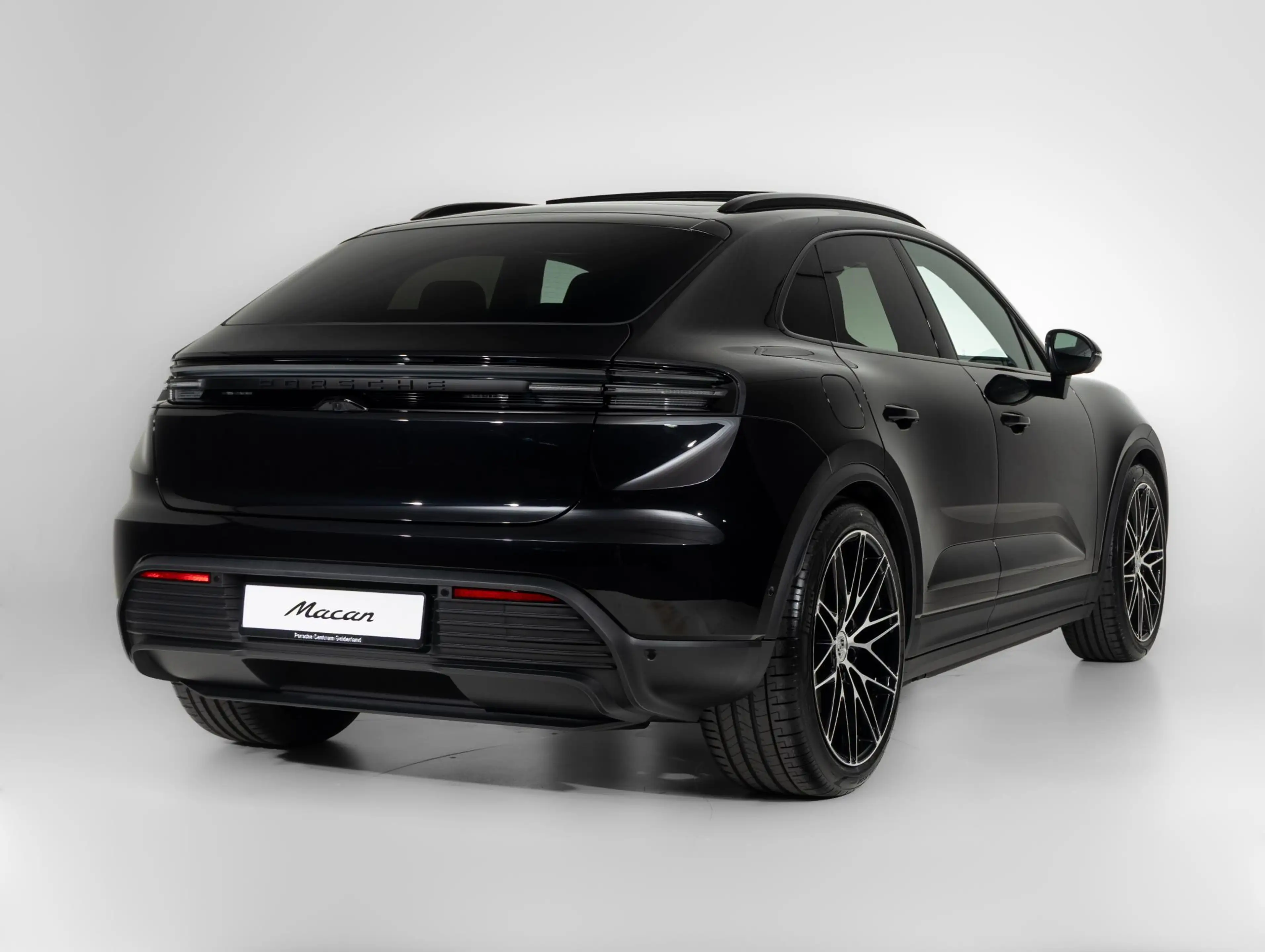 Porsche Macan 4 — photo 2