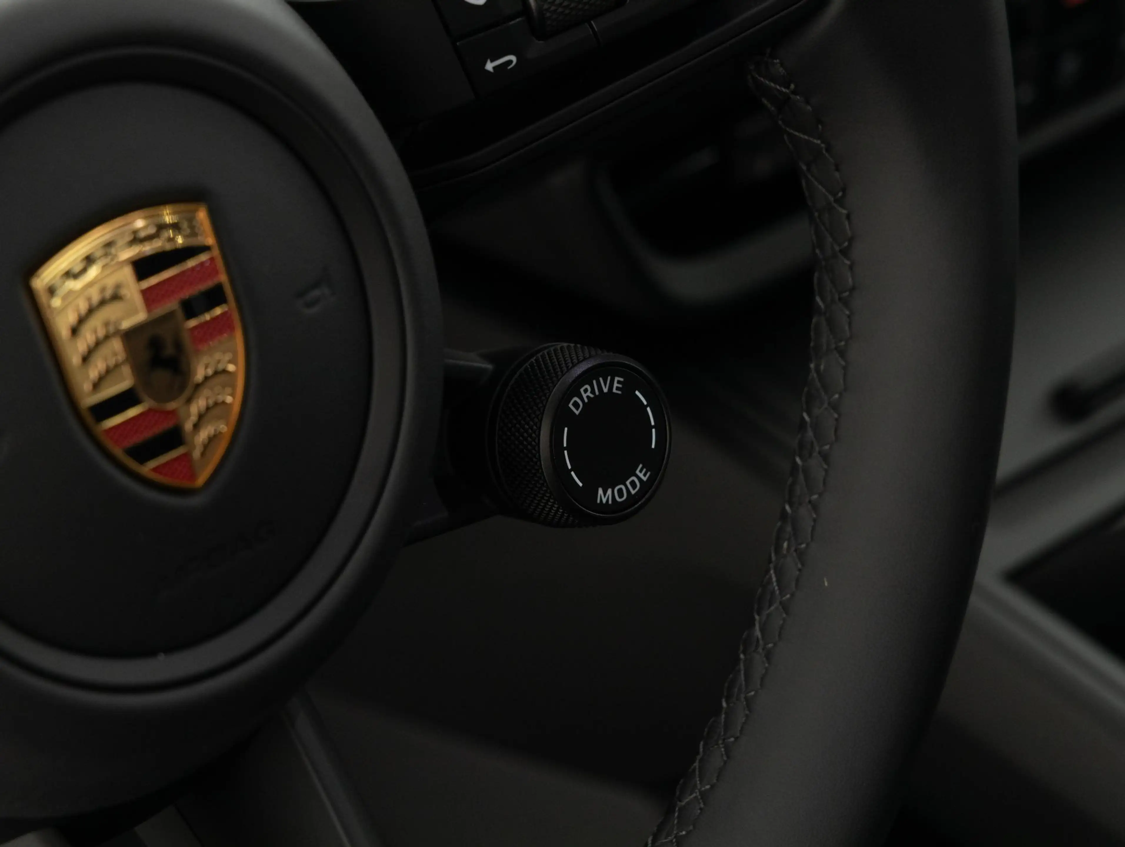Porsche Macan 4 — photo 33