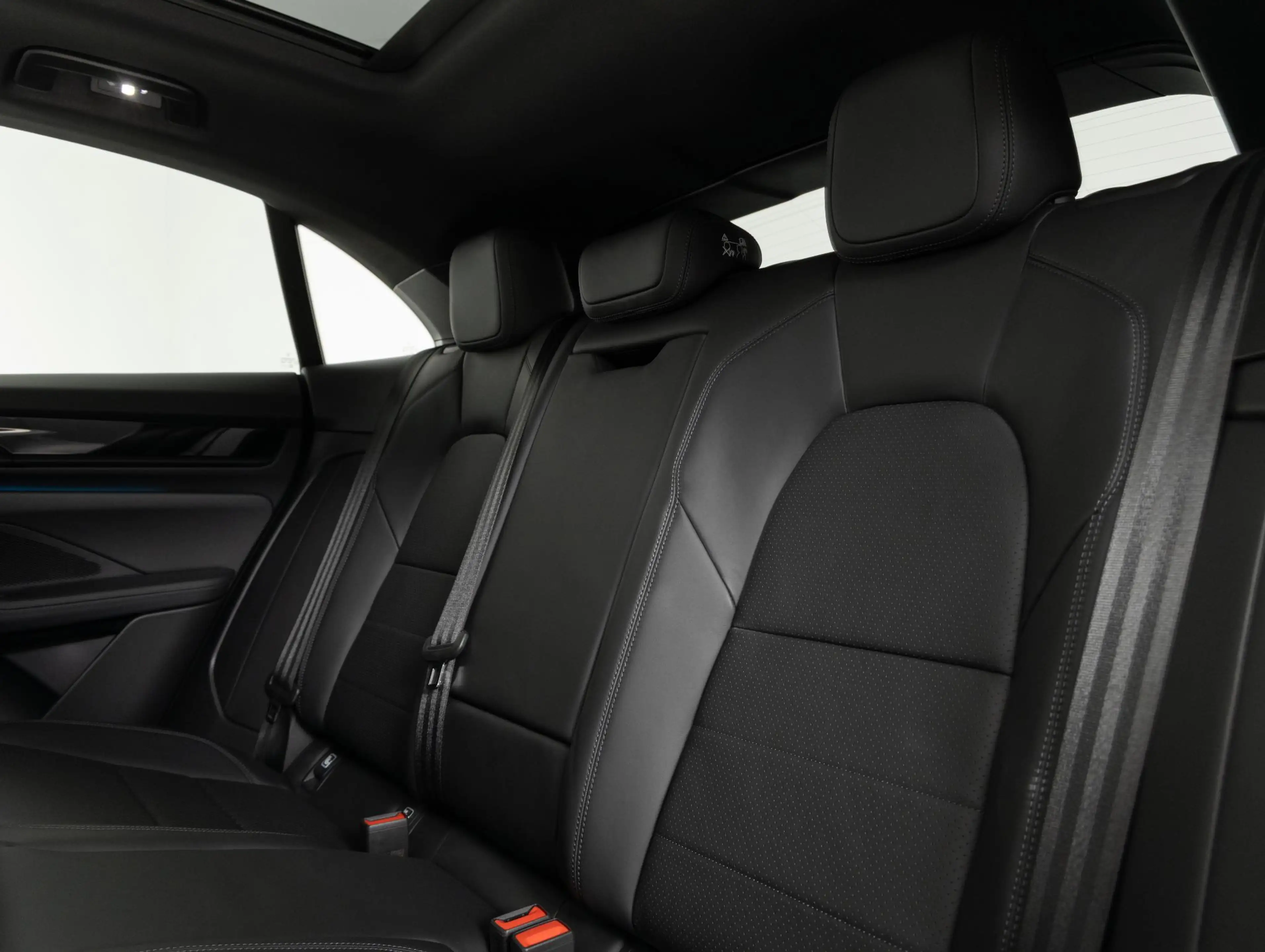 Porsche Macan 4 — photo 45