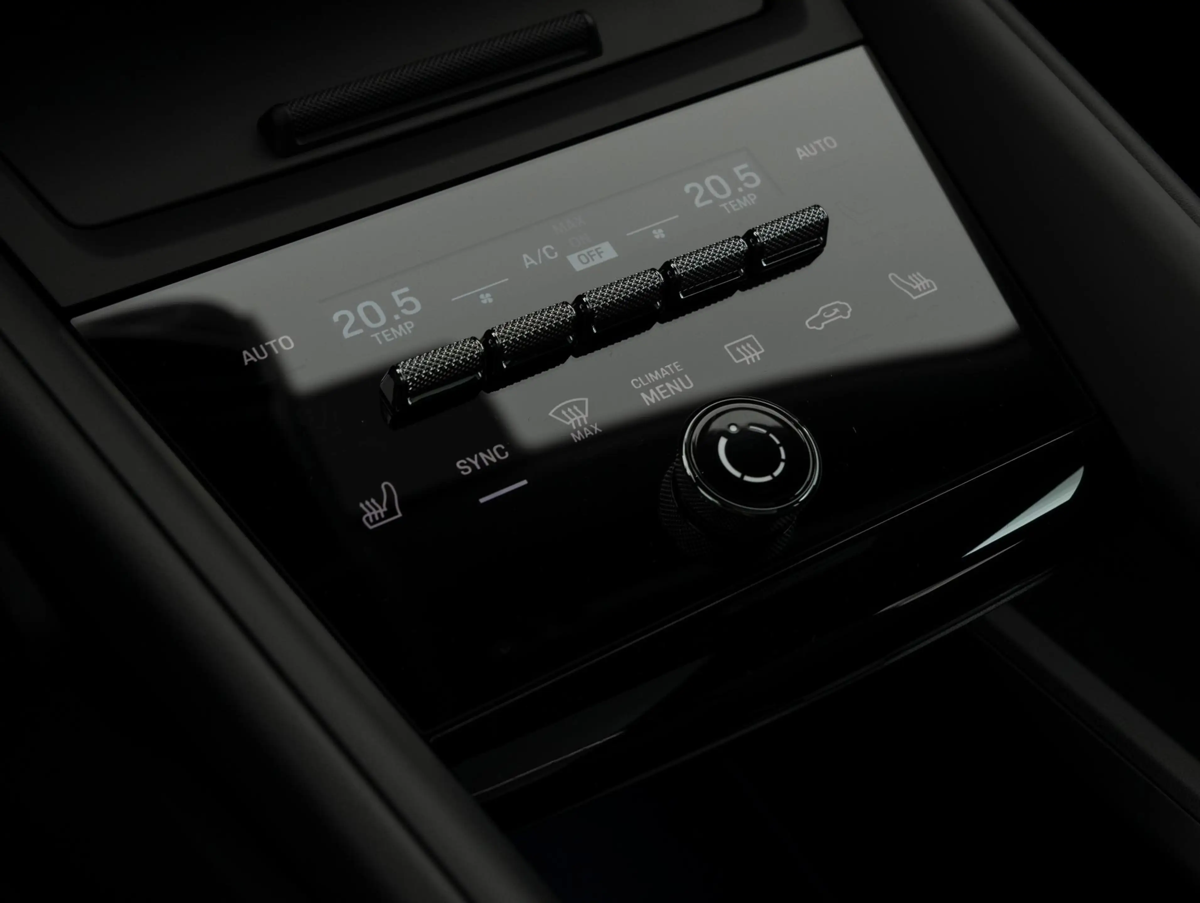 Porsche Macan 4 — photo 13