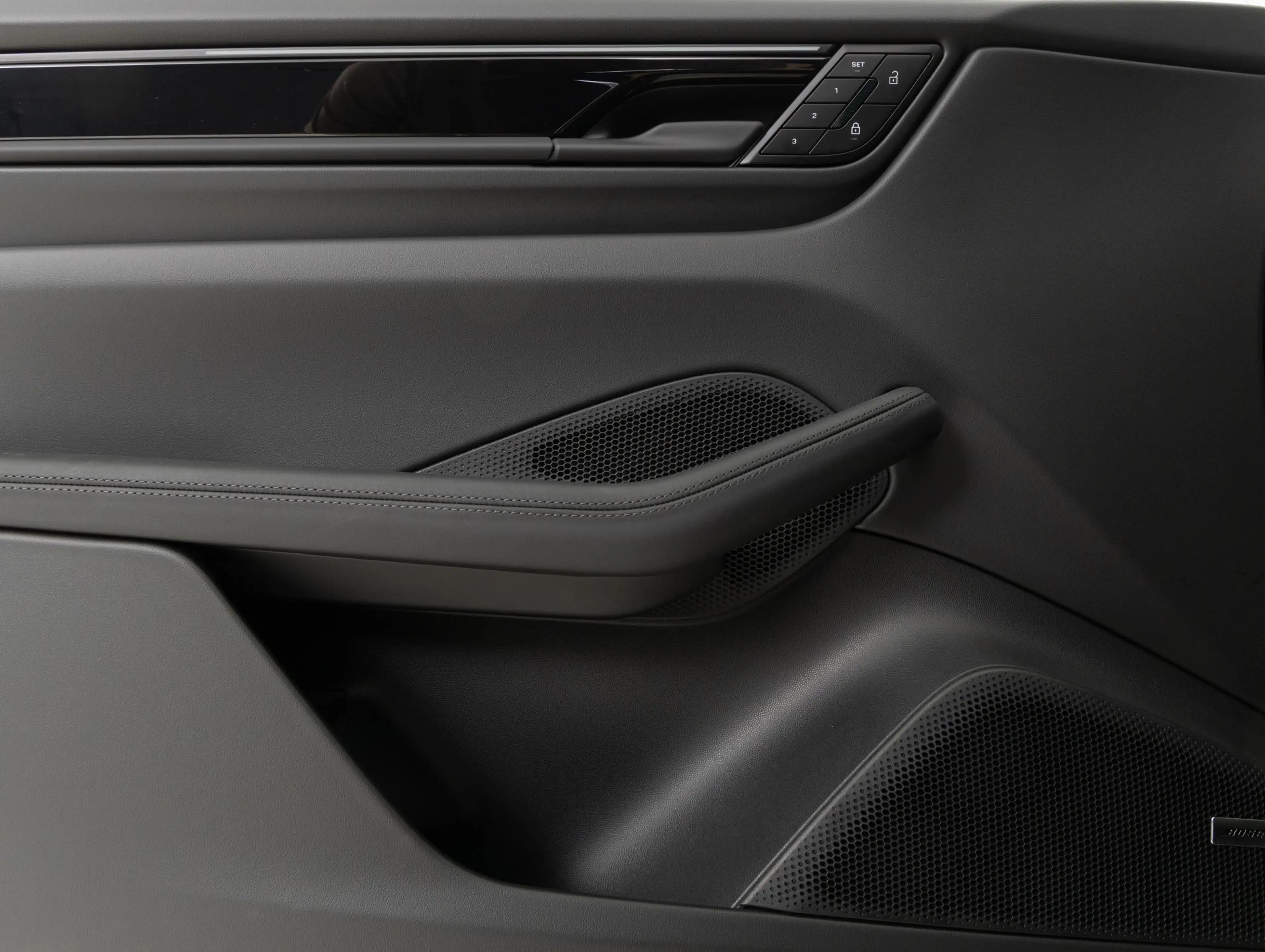 Porsche Macan 4 — photo 17