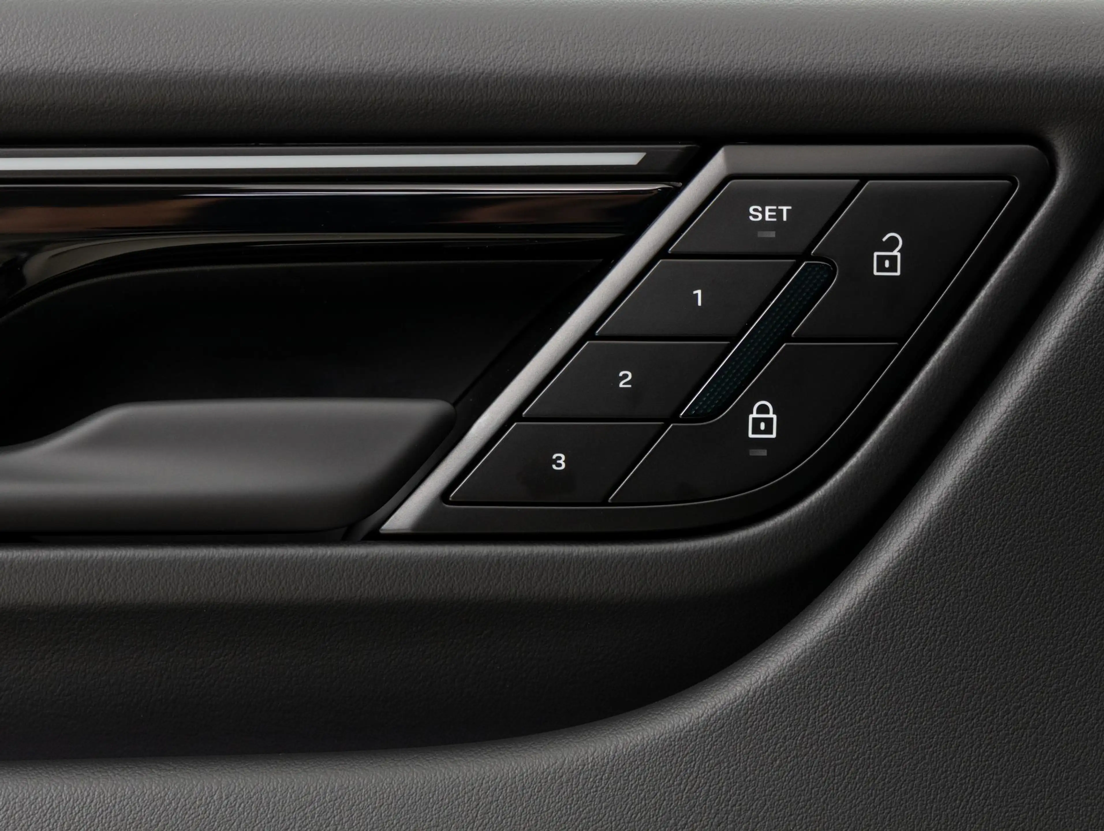 Porsche Macan 4 — photo 18