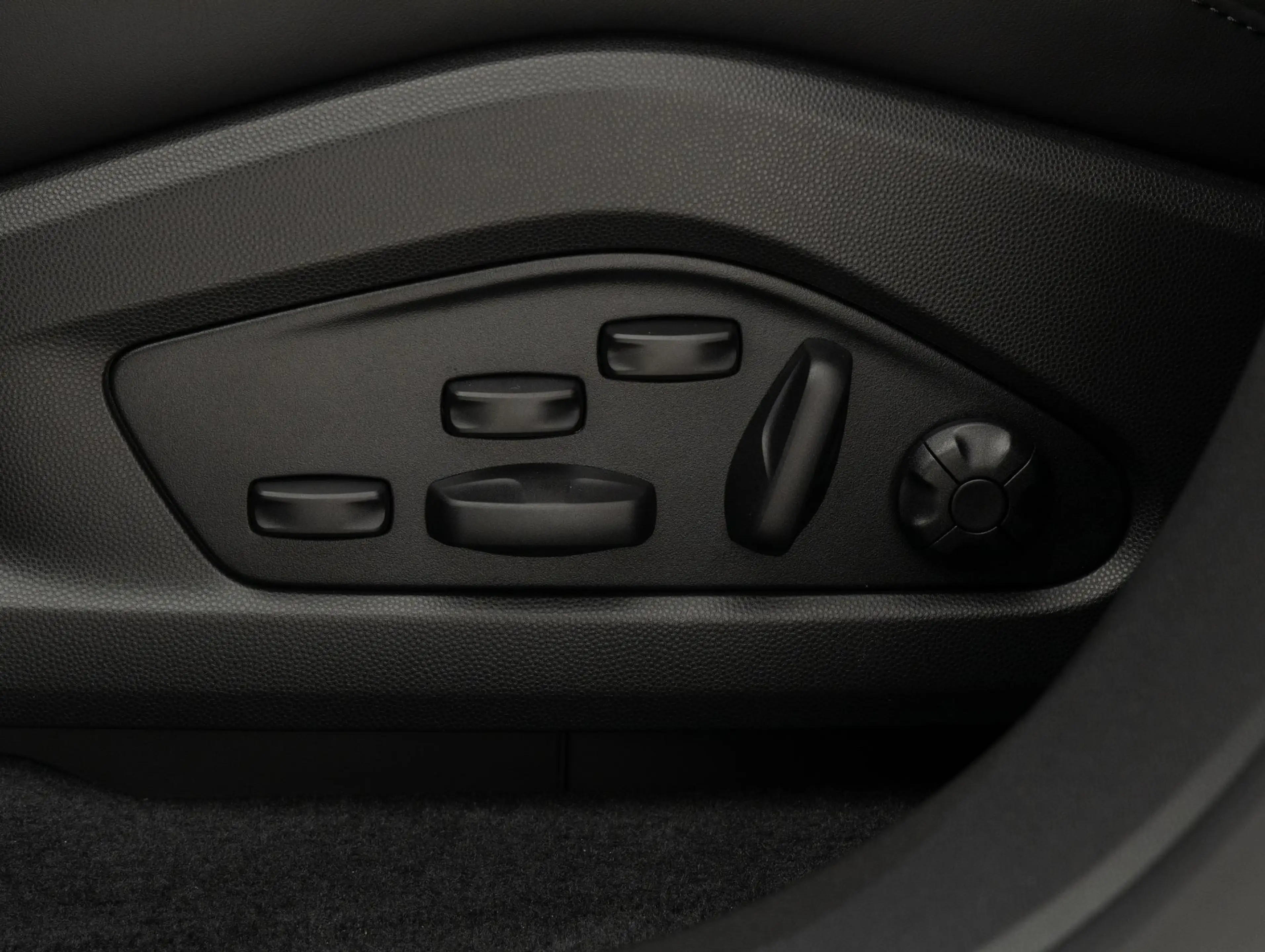 Porsche Macan 4 — photo 36