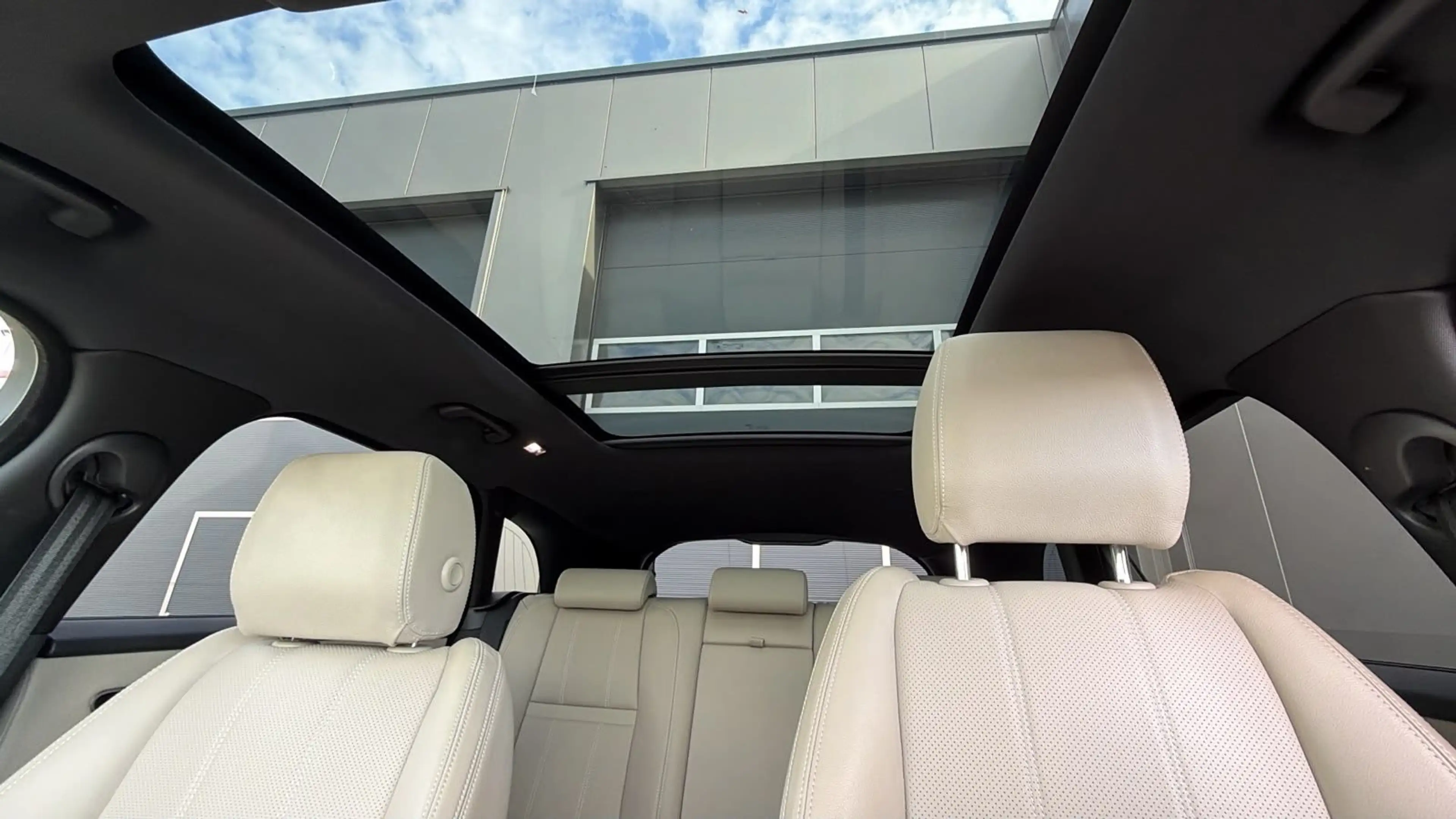 Land Rover Range Rover Velar R-Dynamic SE — photo 15