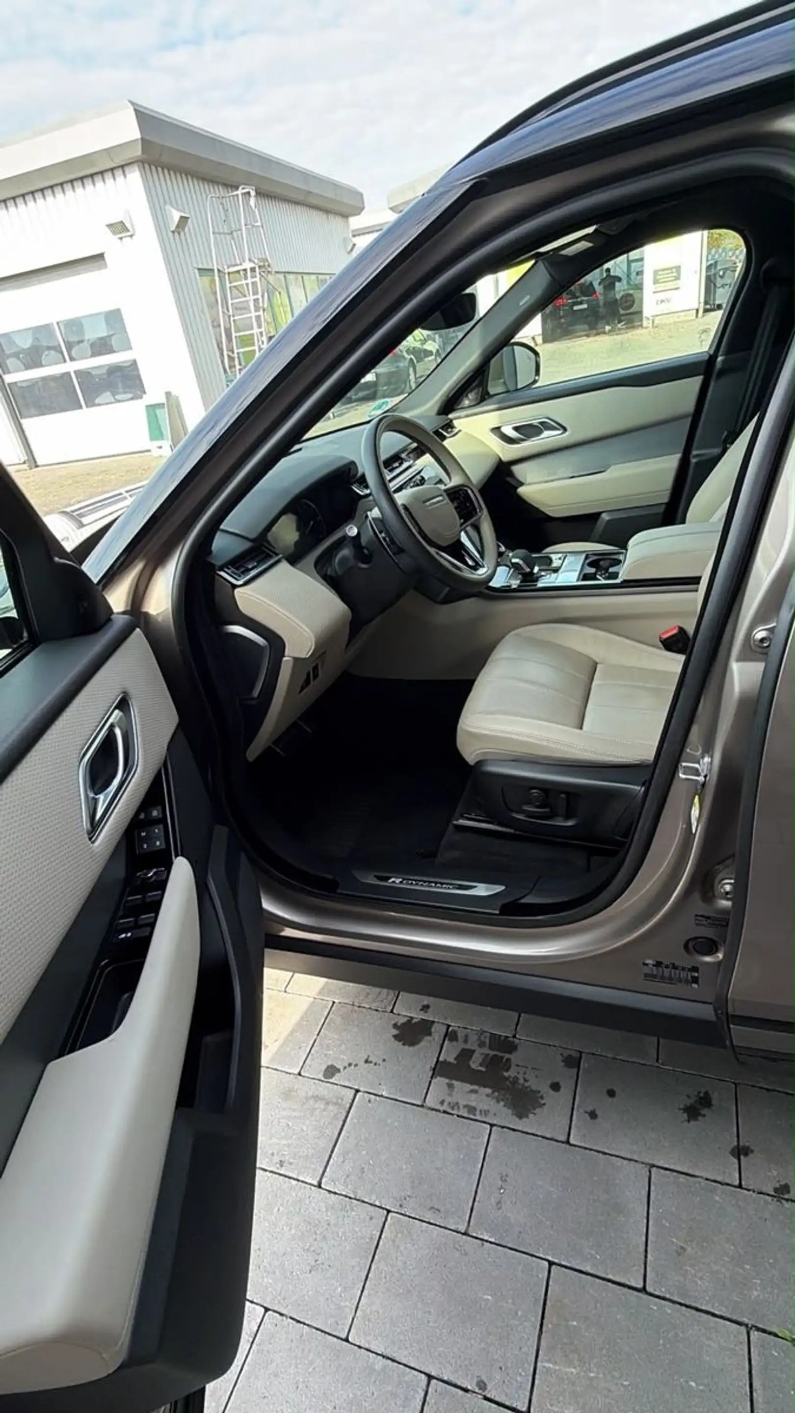 Land Rover Range Rover Velar R-Dynamic SE — photo 12