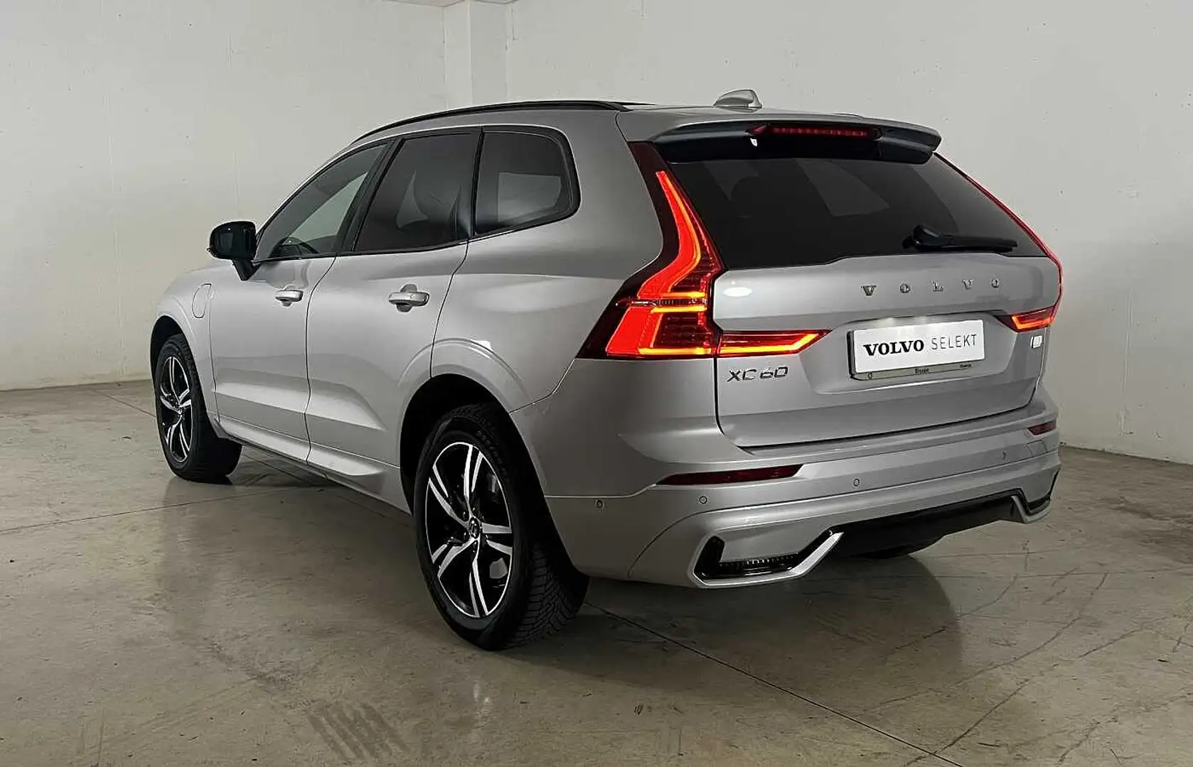 Volvo XC60 Recharge R-Design, T6 Recharge Plug-in Hybrid AWD Plateado - 2