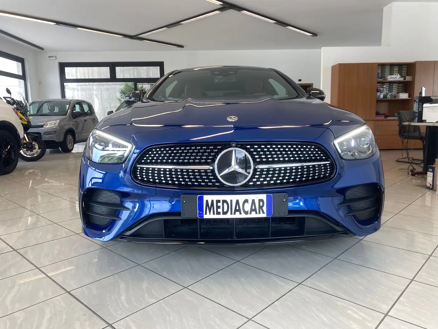 Mercedes-Benz E 220 Coupe d Premium Plus auto Blauw - 2