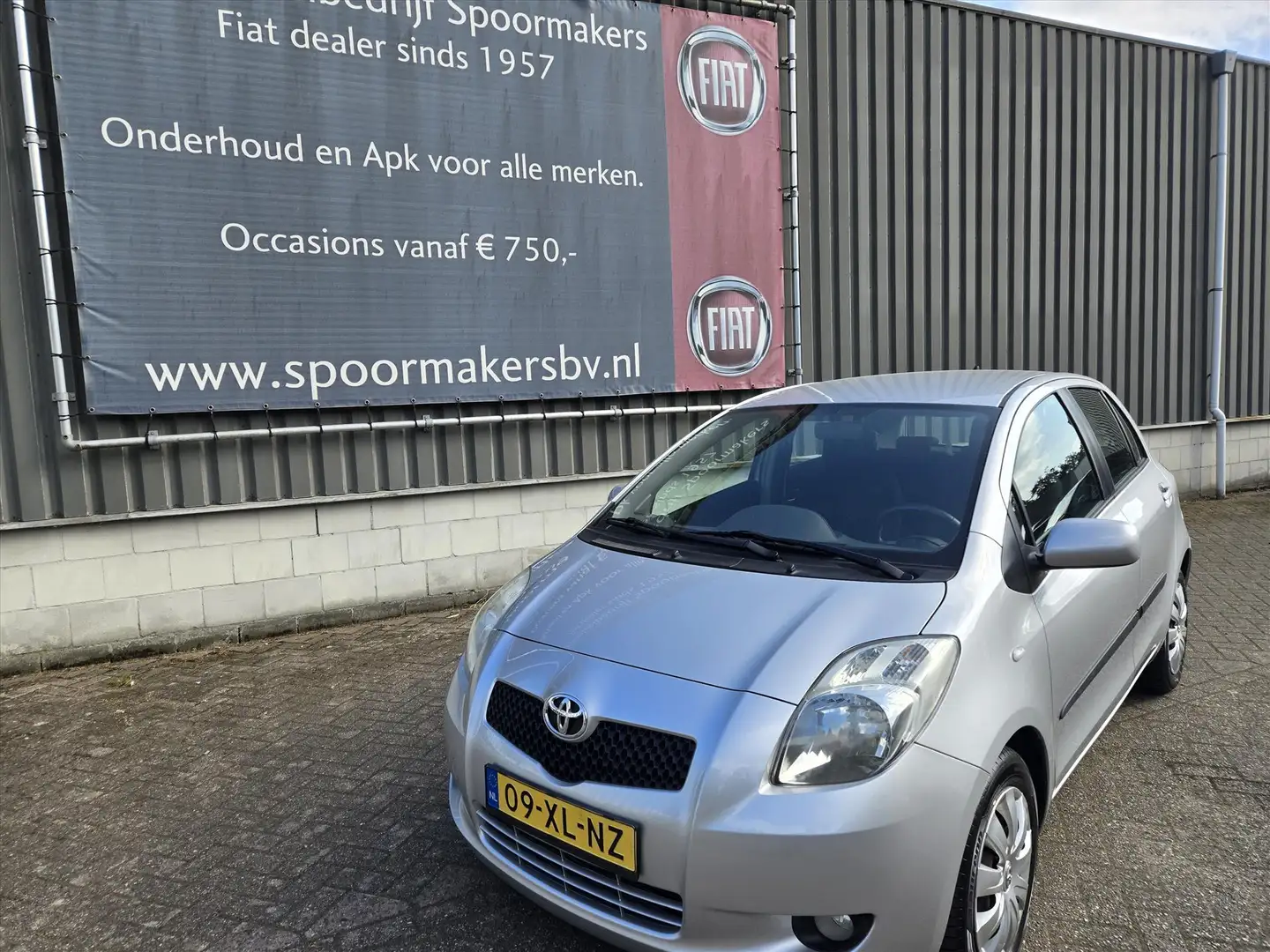 Toyota Yaris 1.3 16V VVT-I 5DR Terra Grijs - 1