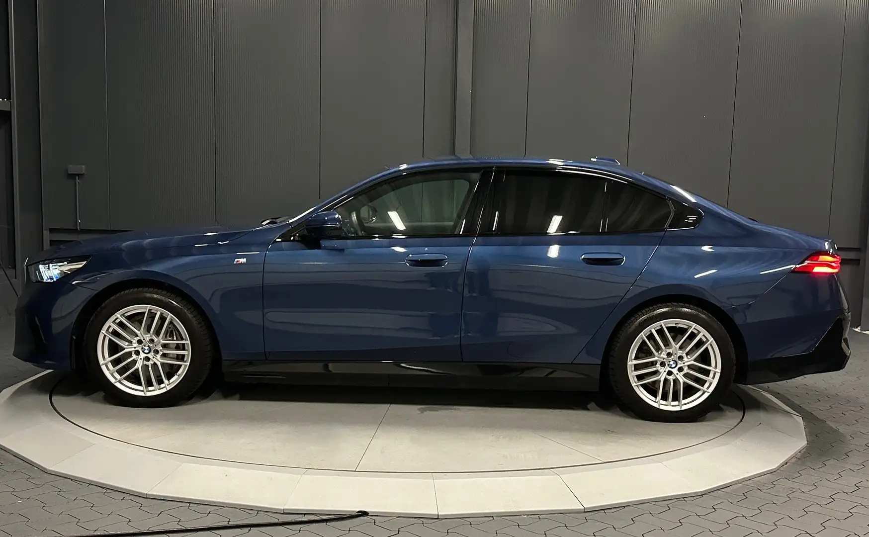 BMW i5 eDrive40 M-Sport*Travel*Innov.*Iconic Glow*H/K* Modrá - 2