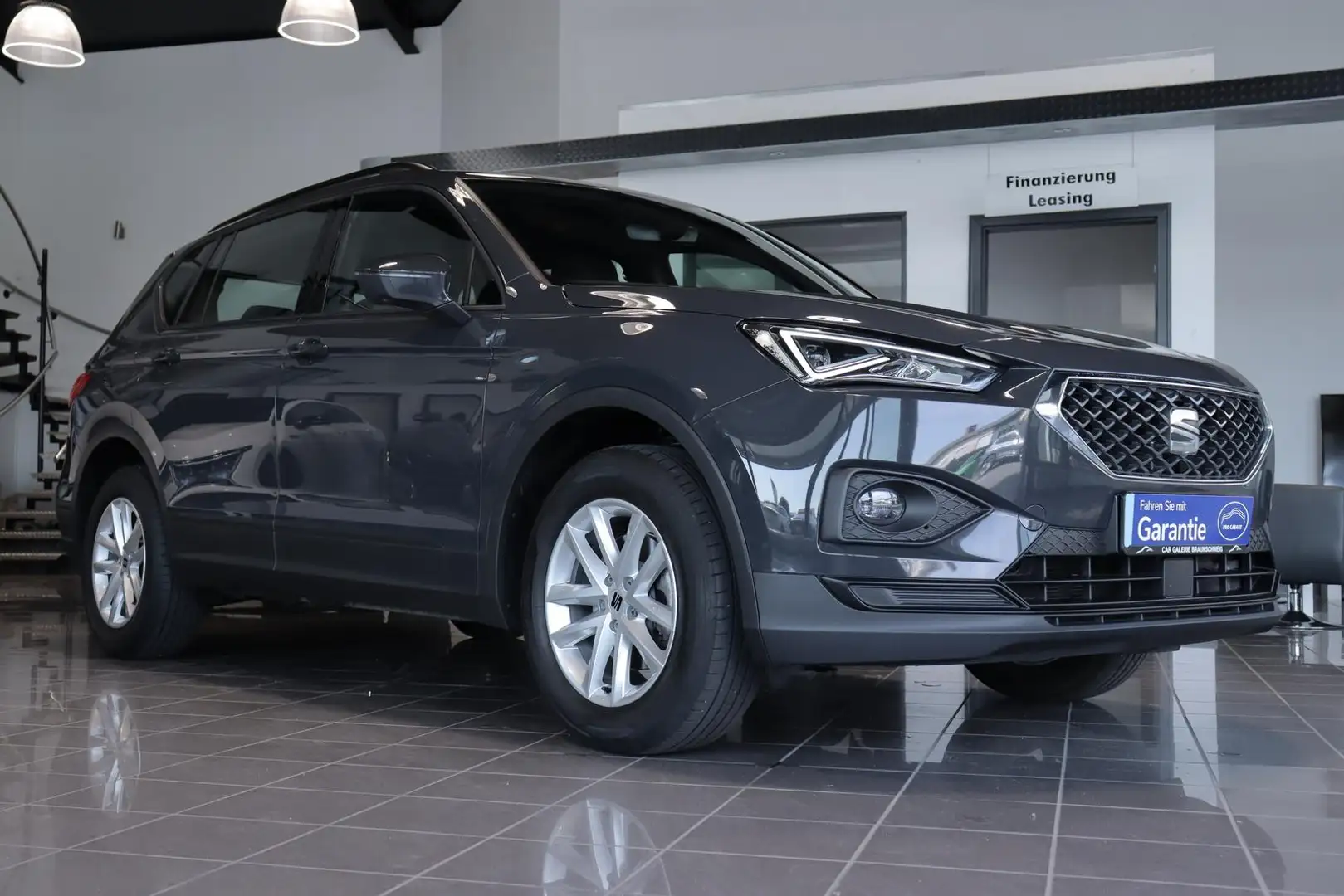 SEAT Tarraco 1.5 16V TSI Style* 7-SITZER*AHK*NAVI*LED Grau - 2