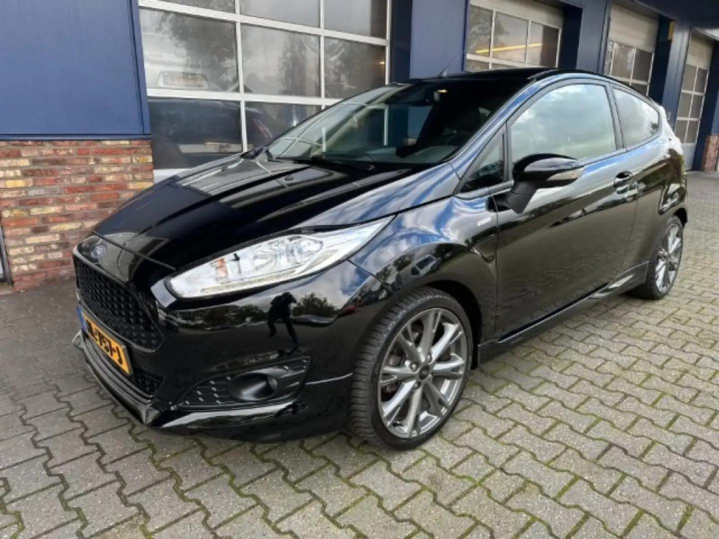 Ford Fiesta 1.0 ECOB. ST LINE 1E Eigenaar Trekhaak 125 PK ALL Zwart - 1