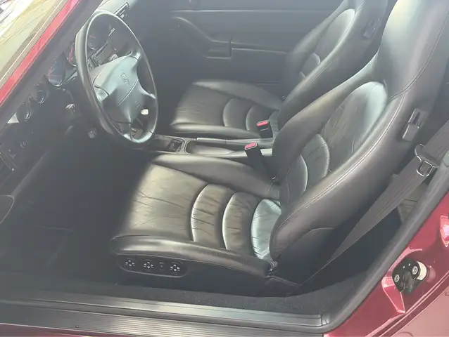 Porsche 911 view 7