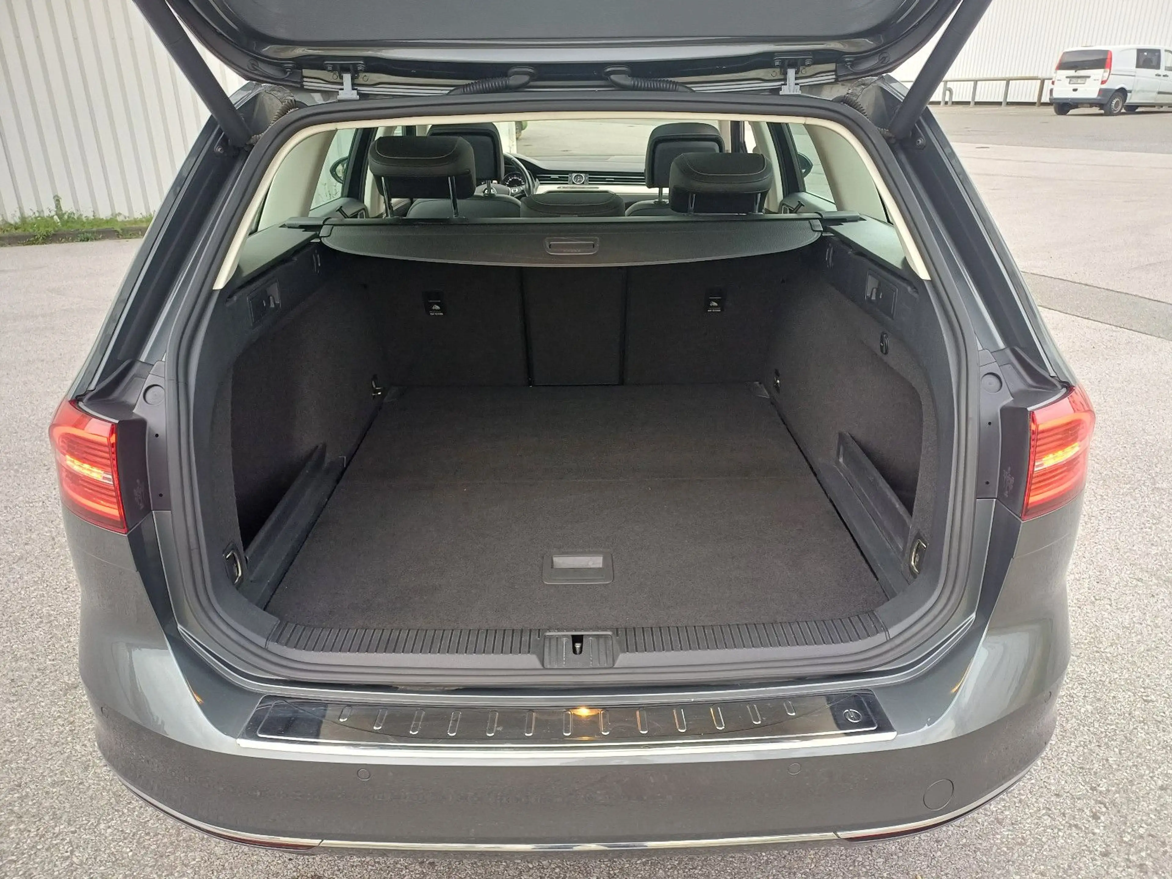 Volkswagen Passat Variant Highline BMT/Pano/Leder/Navi/LED — photo 17