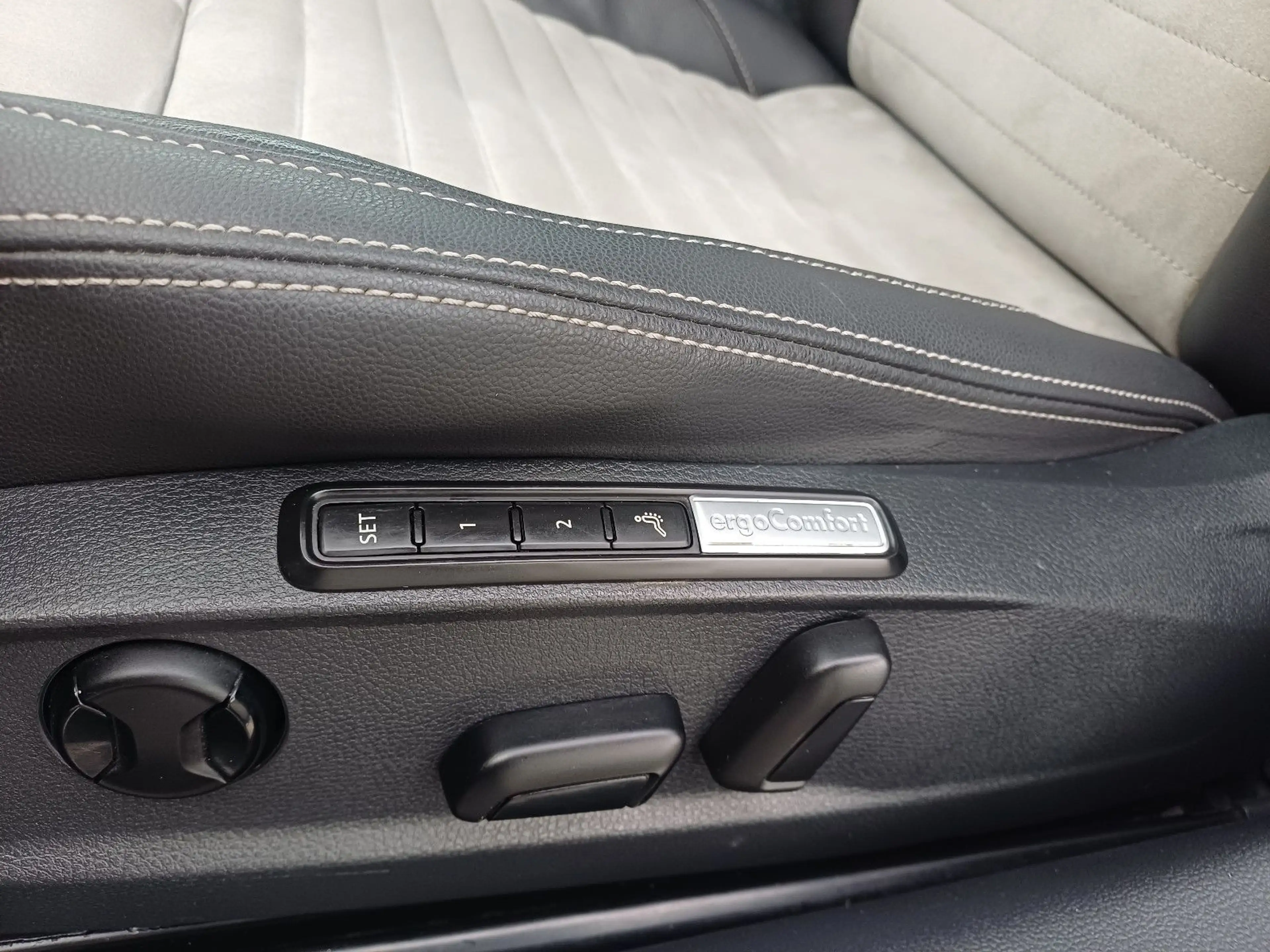 Volkswagen Passat Variant Highline BMT/Pano/Leder/Navi/LED — photo 10