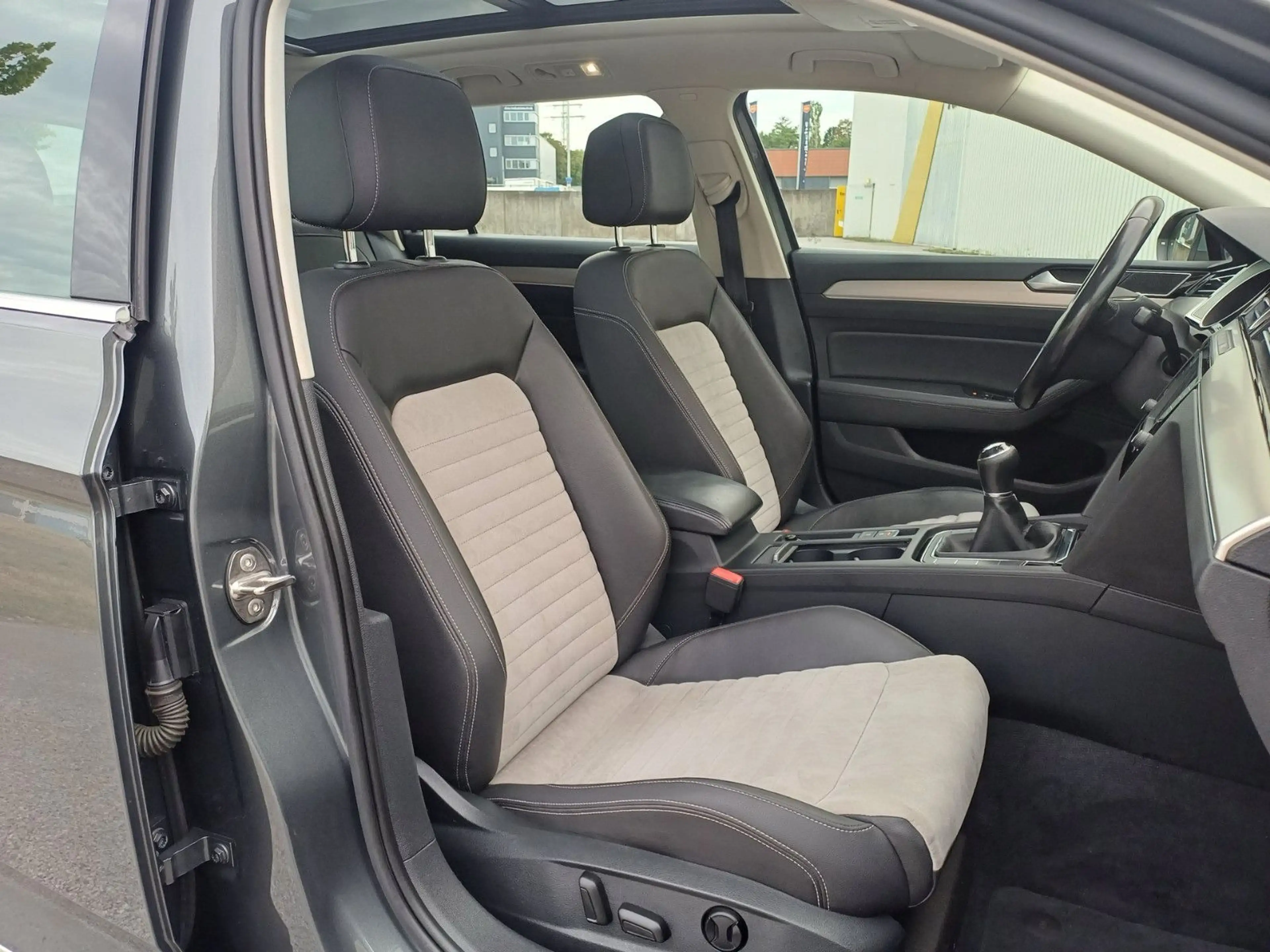 Volkswagen Passat Variant Highline BMT/Pano/Leder/Navi/LED — photo 11