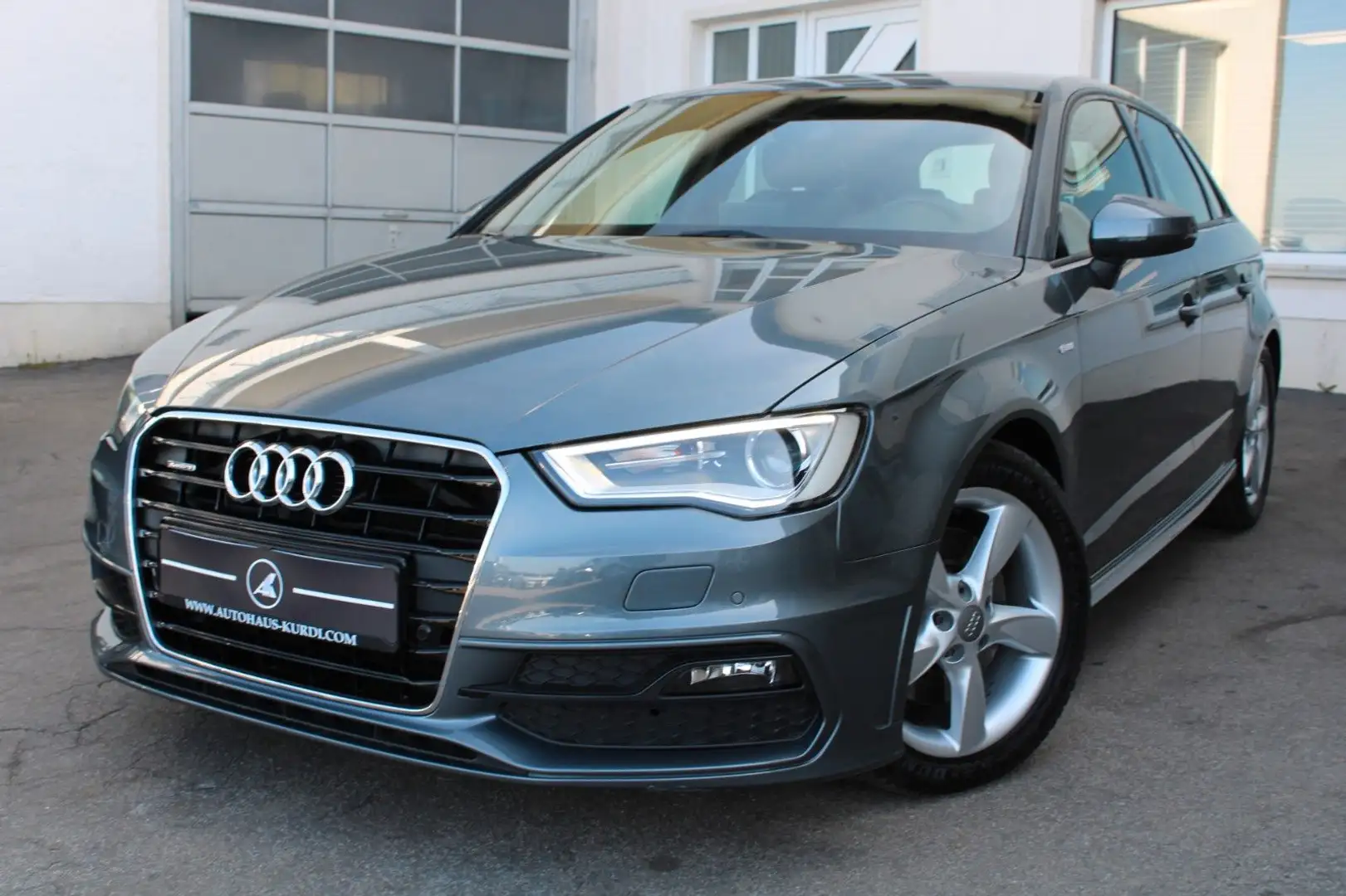 Audi A3 1.8TFSI quattro S-tronic S line TEMPO BIXENON Grau - 1
