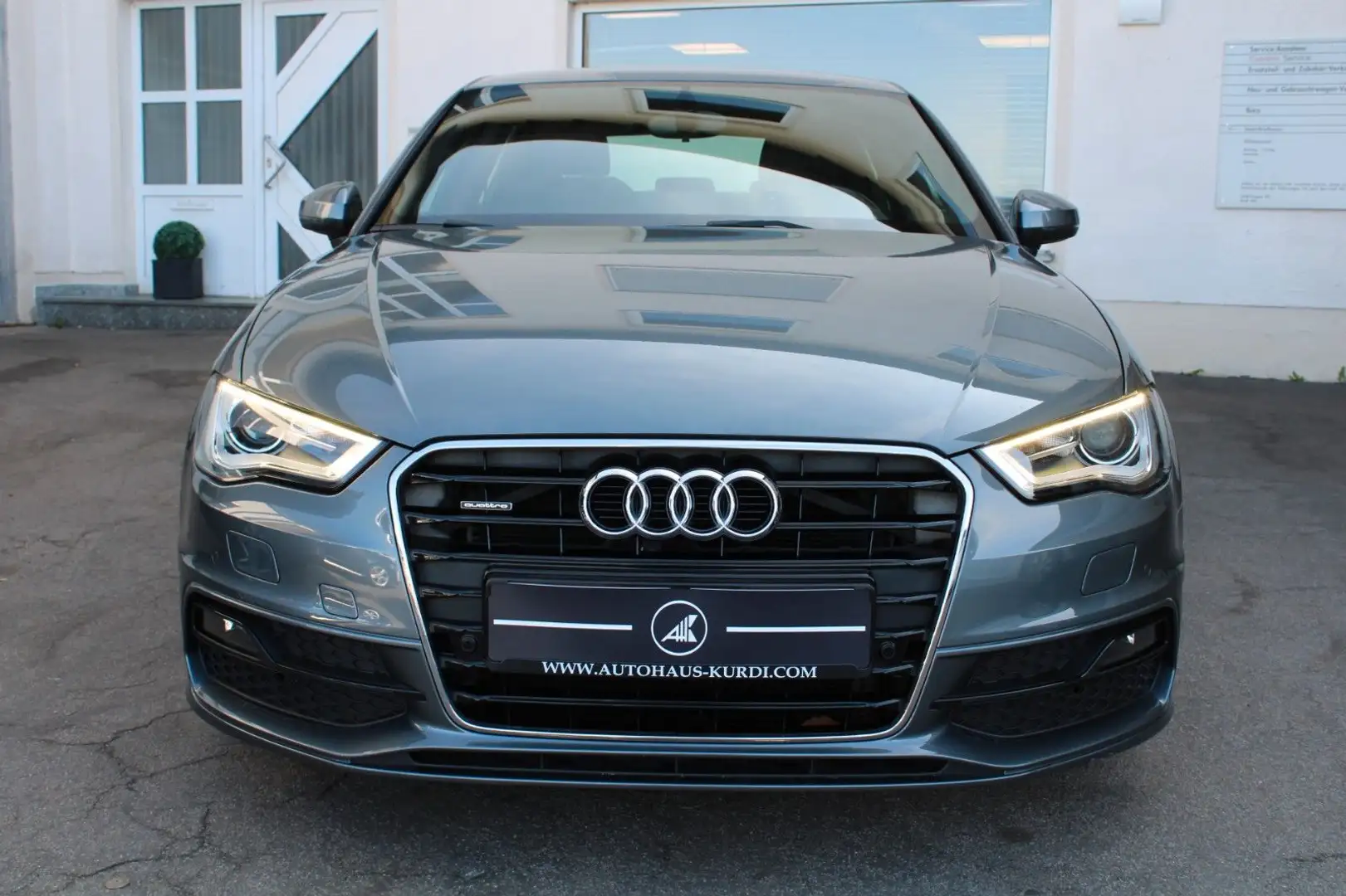 Audi A3 1.8TFSI quattro S-tronic S line TEMPO BIXENON Grau - 2
