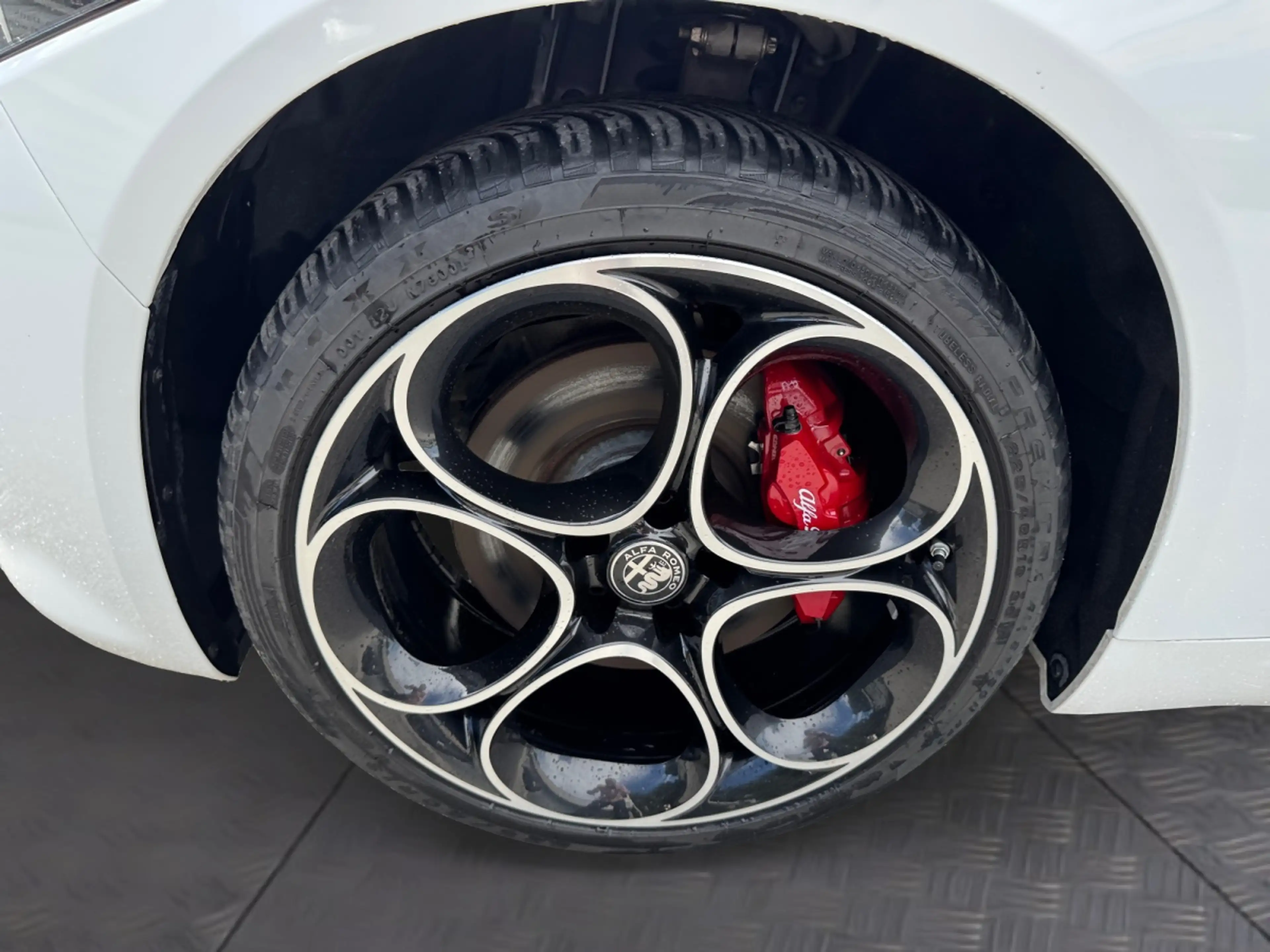 Alfa Romeo Giulia 2.0 Veloce AT8-Q4 — photo 13