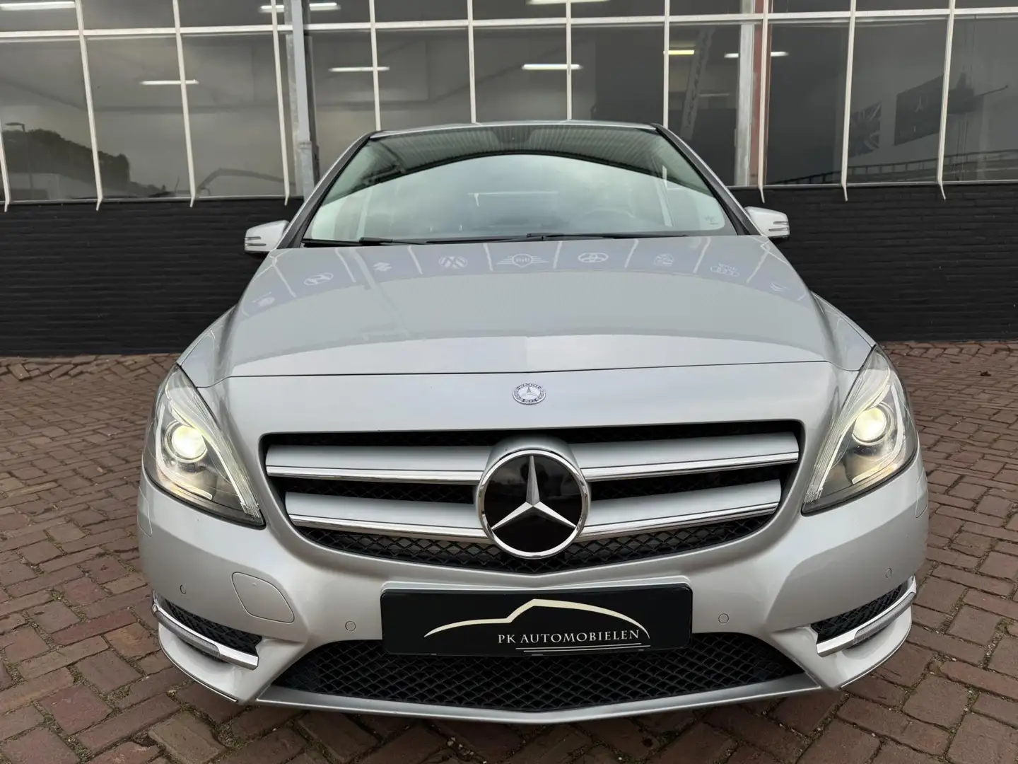 Mercedes-Benz B 180 Ambition **NAVI + PDC + 1 EIG + NAP** Gris - 2