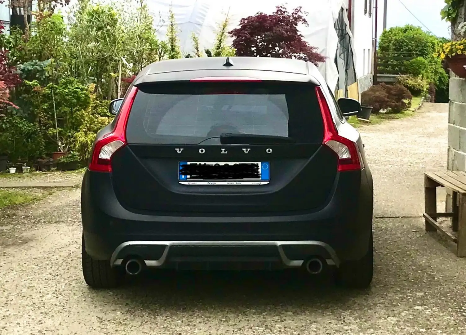Volvo V60 2.0 d4 ved (d3) R-design geartronic crna - 1
