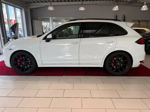 Porsche Cayenne view 4