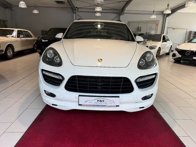 Porsche Cayenne view 3