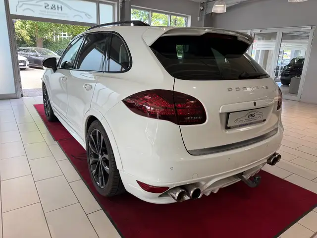 Porsche Cayenne view 7