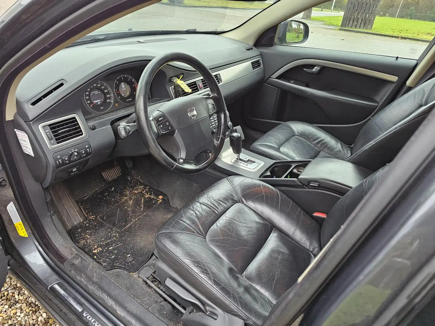 Volvo V70 2.4 D5 Momentum AUTOMAAT/airco/CRUISE Grau - 2