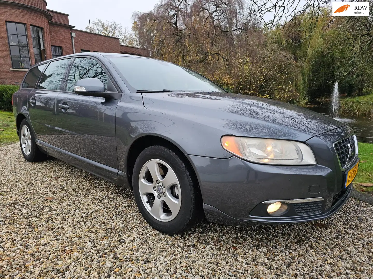 Volvo V70 2.4 D5 Momentum AUTOMAAT/airco/CRUISE Grau - 1