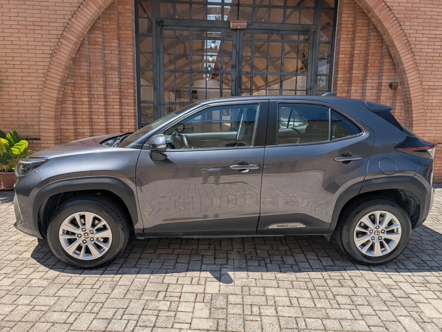 Toyota Yaris Cross 1.5 Hybrid Active Tagliandata Nazionale E6d Grigio - 2