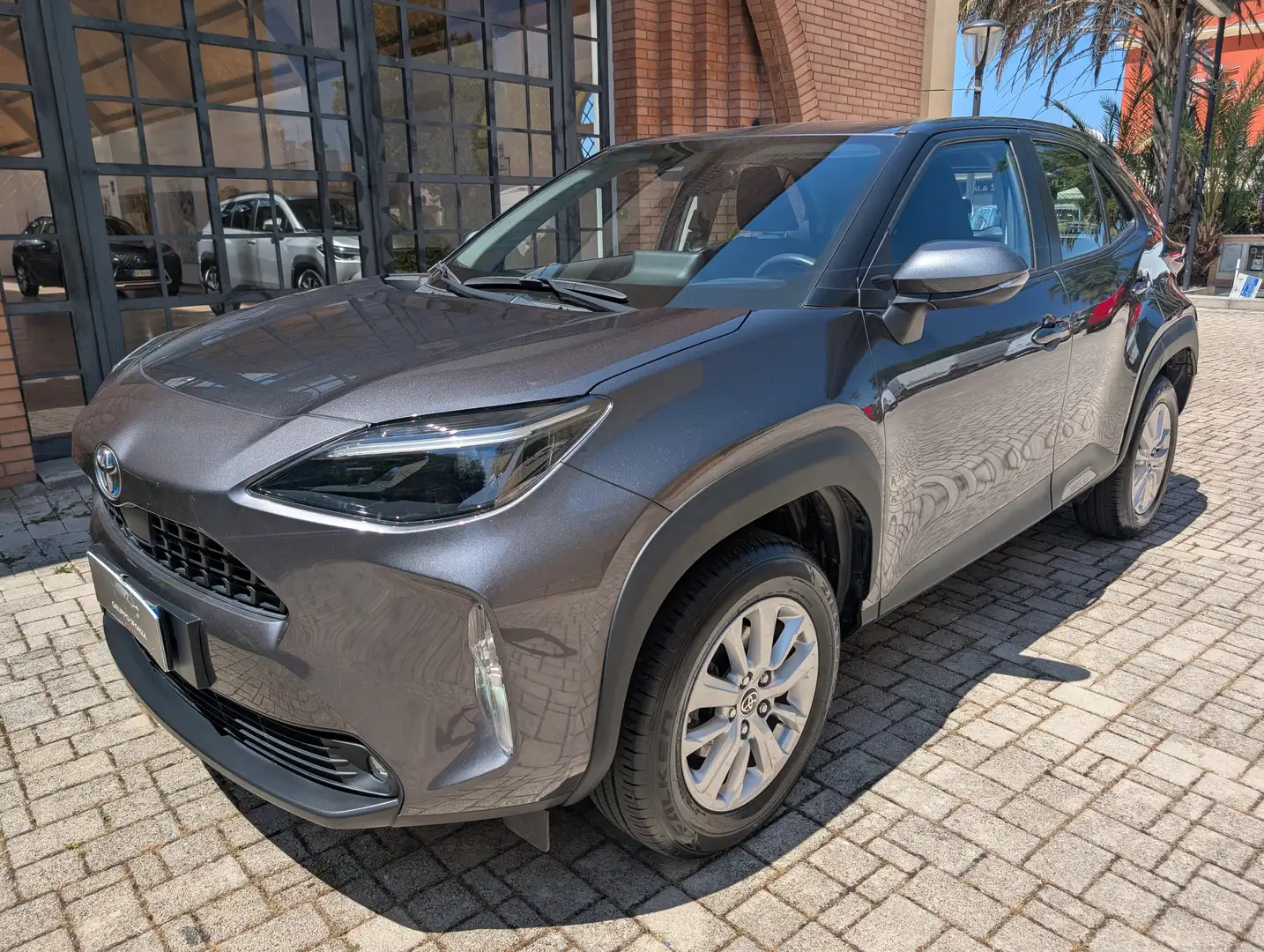 Toyota Yaris Cross 1.5 Hybrid Active Tagliandata Nazionale E6d Grigio - 1