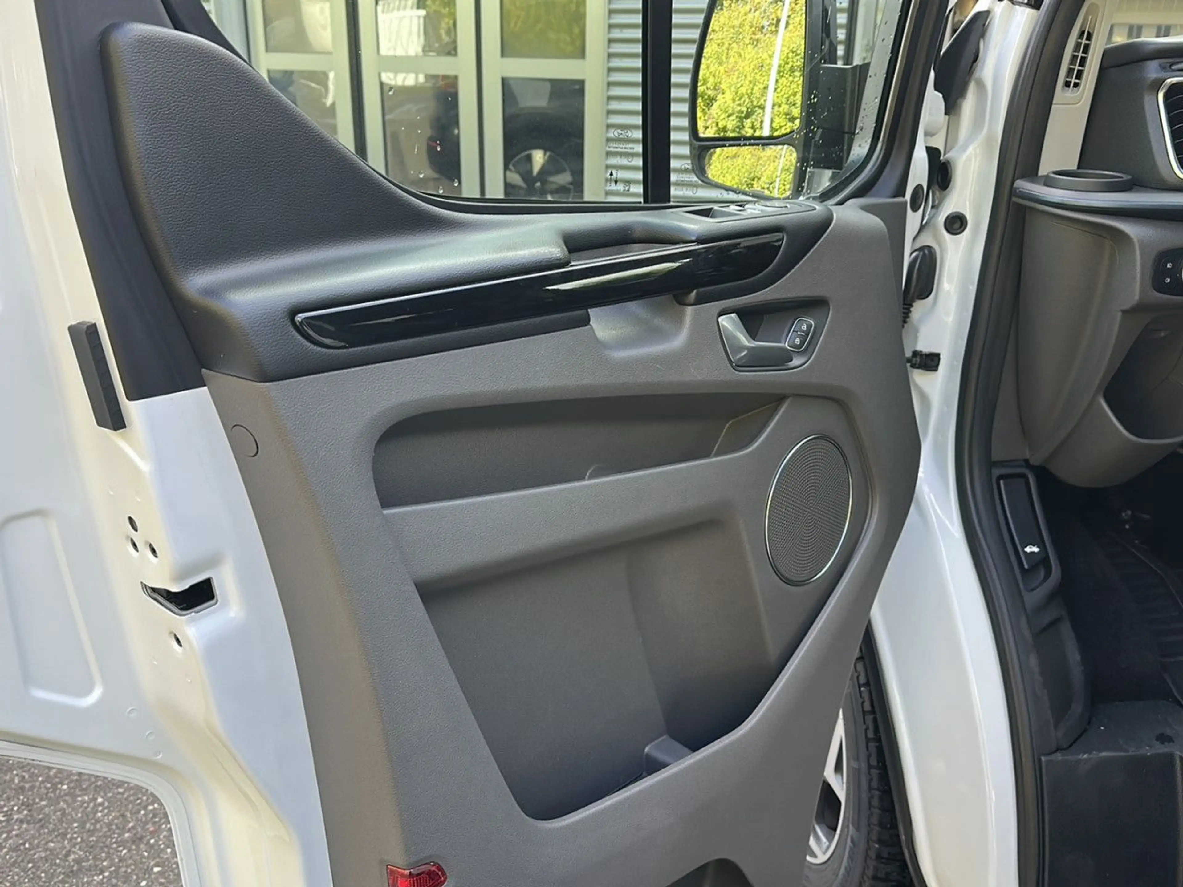Ford Tourneo Custom 320 L1 Tourneo Active Automatik — photo 12