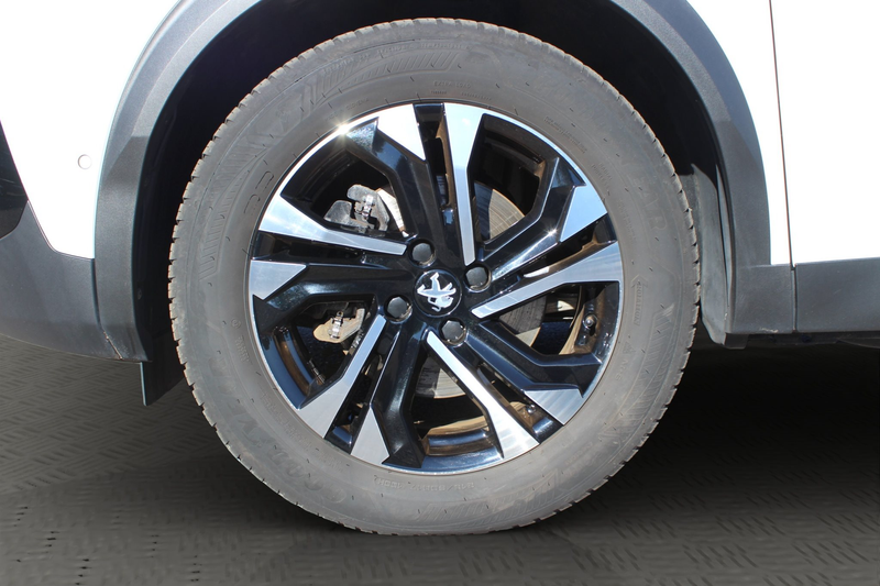 Peugeot e-2008 GT — photo 6