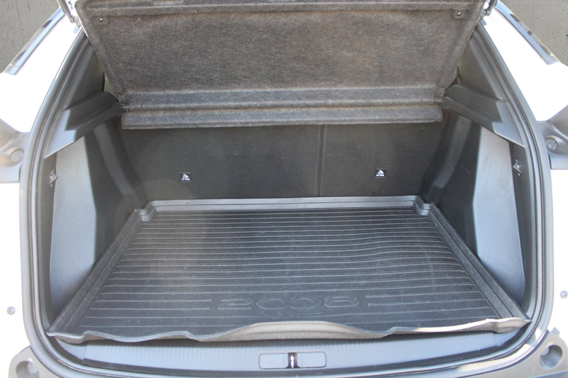 Peugeot e-2008 GT — photo 10