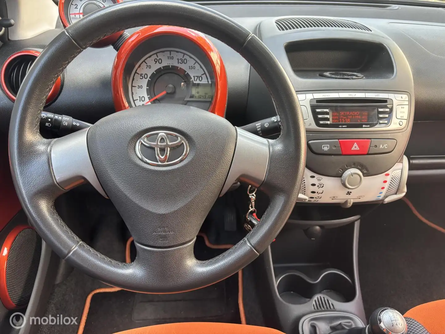 Toyota Aygo 1.0 VVT-i Aspiration Airco LMV Bl.tooth LED Privac Oranje - 2