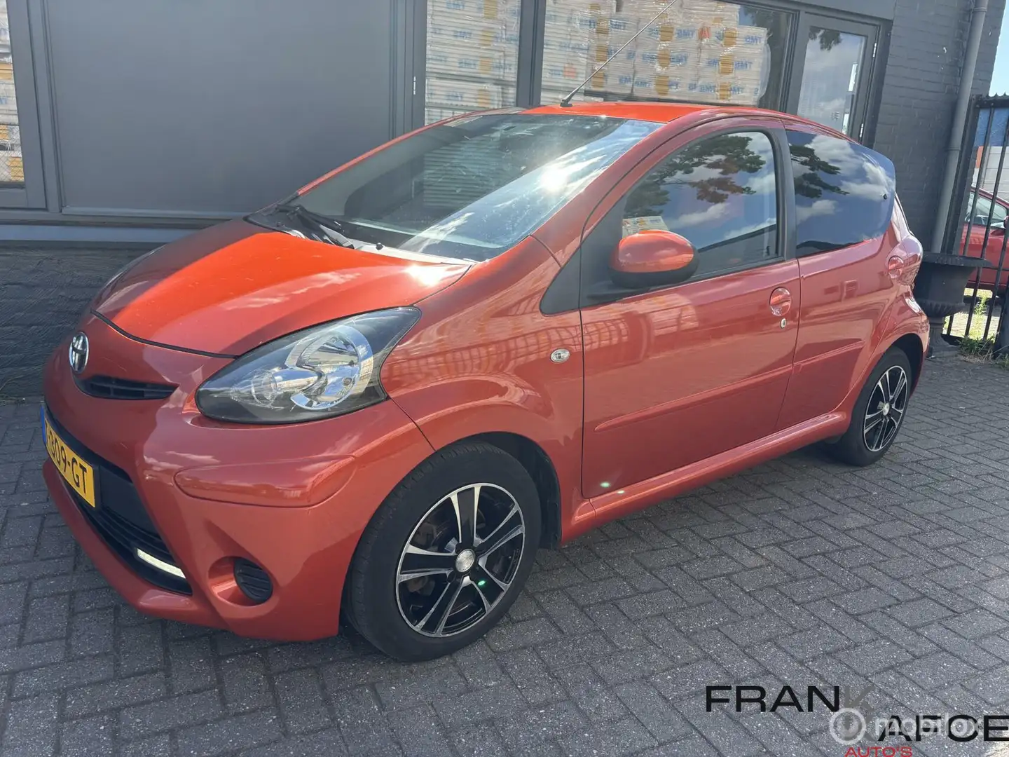 Toyota Aygo 1.0 VVT-i Aspiration Airco LMV Bl.tooth LED Privac Oranje - 1